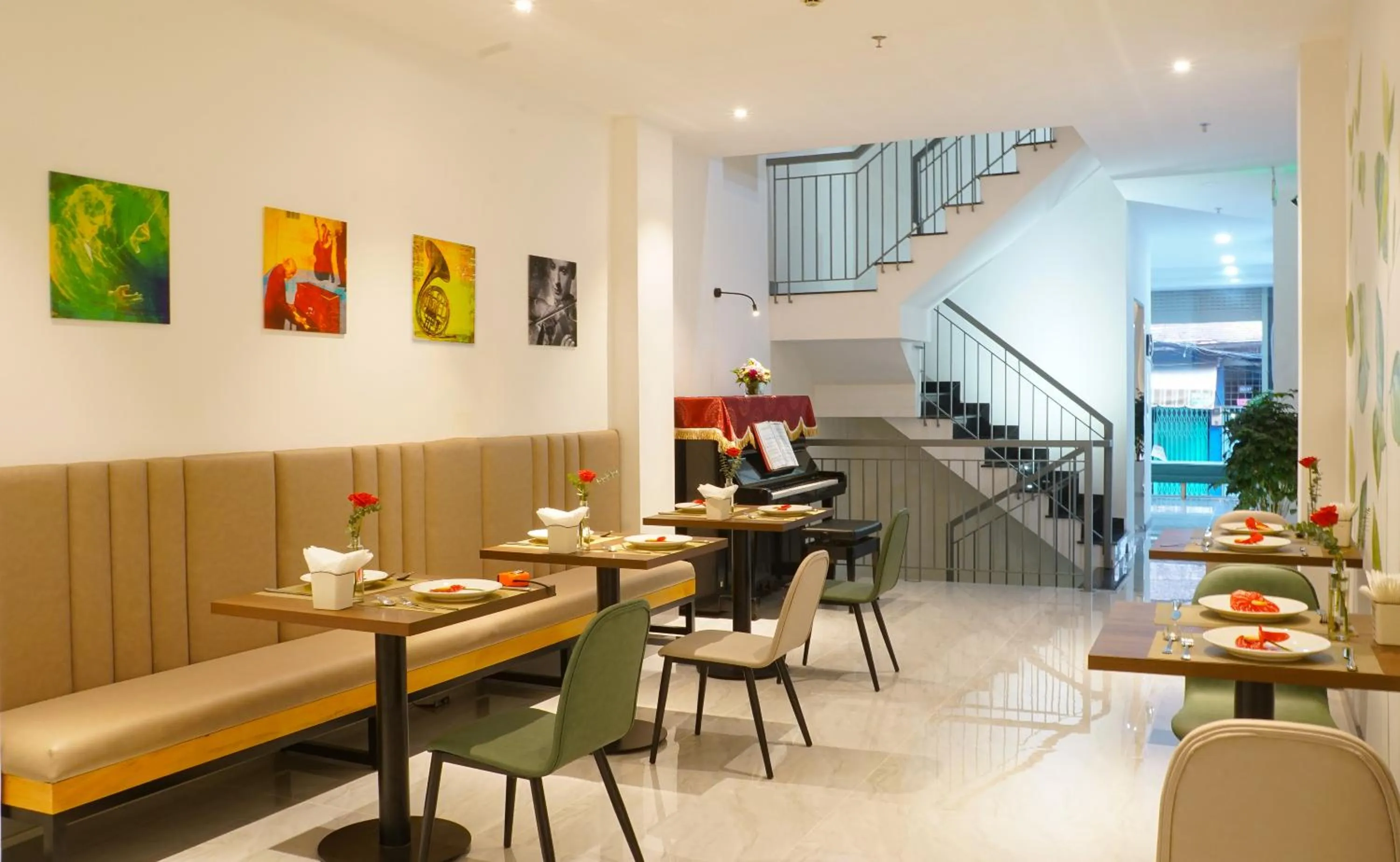 Restaurant/places to eat in PIANO HOTEL