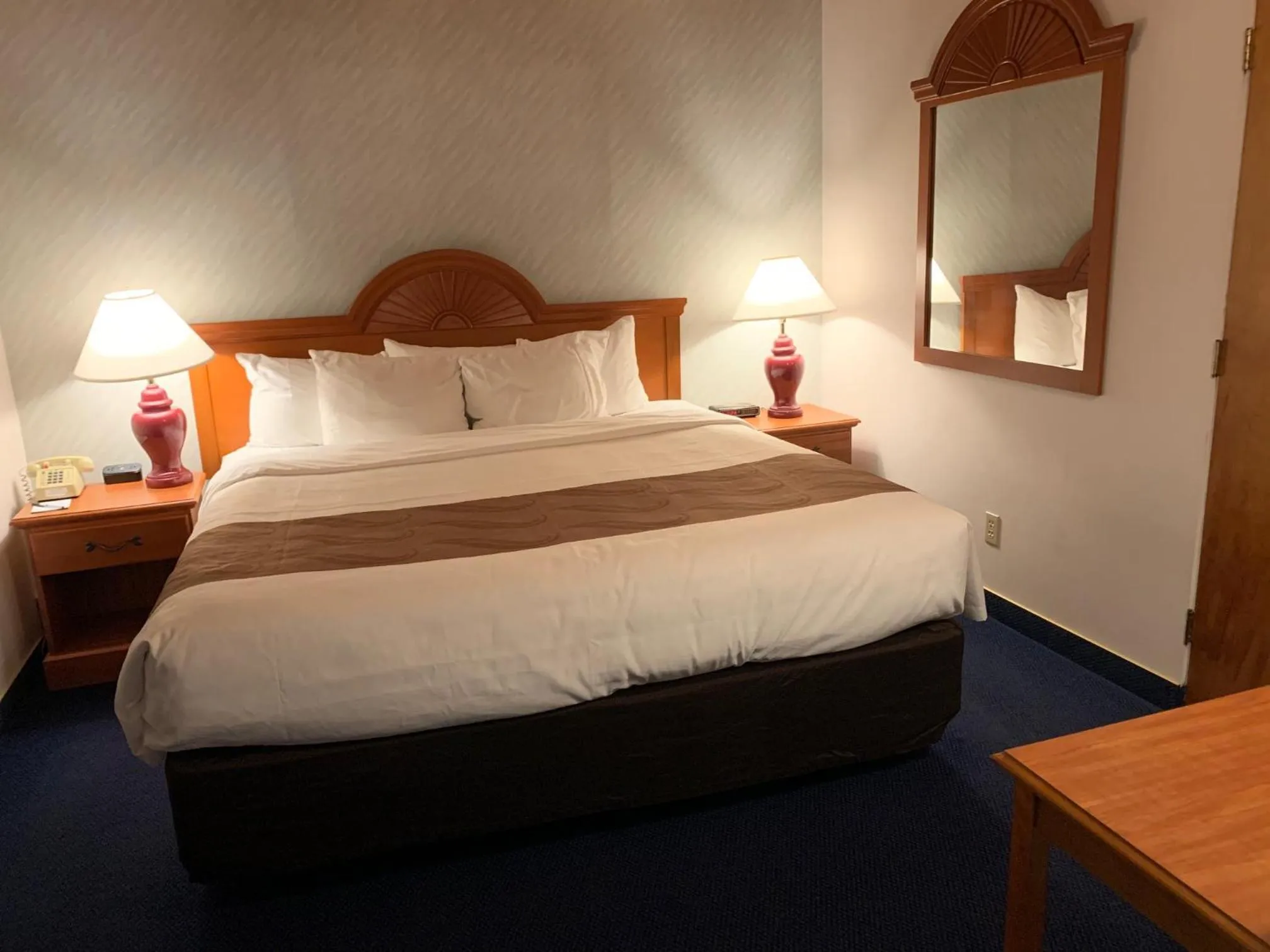 Bedroom, Bed in America's Best Value Inn Sandpoint