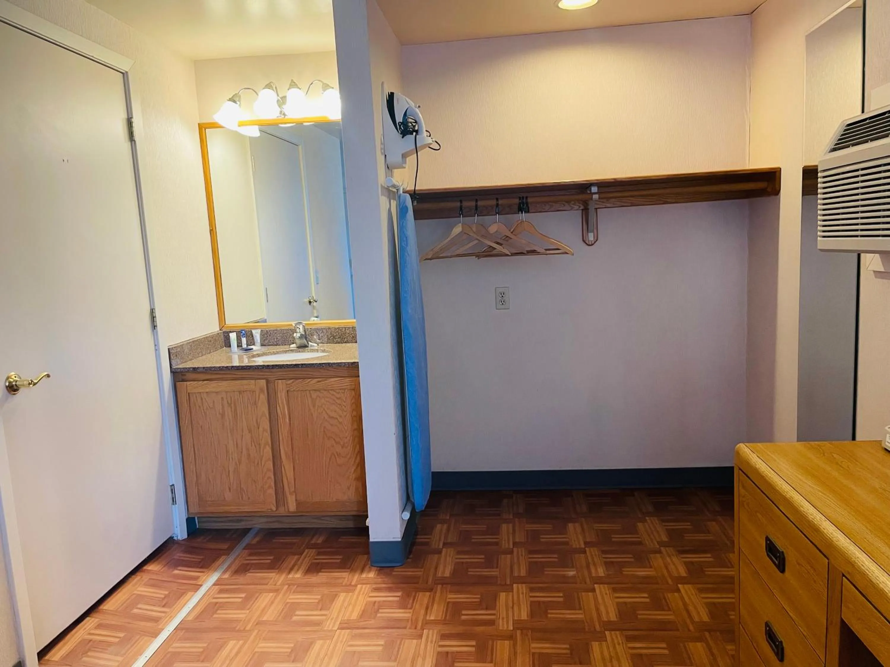 furniture in America's Best Value Inn Sandpoint