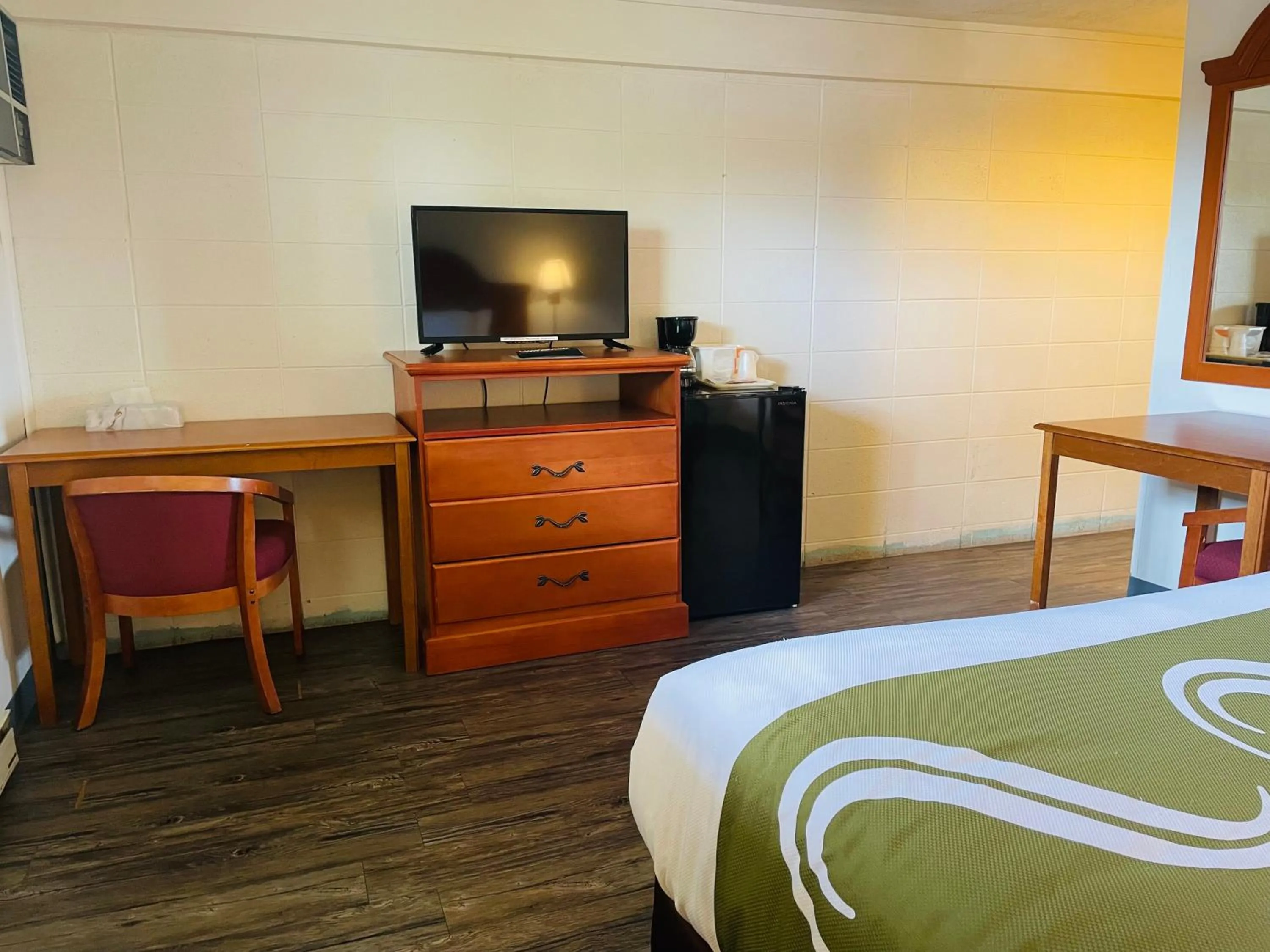 TV and multimedia, Bed in America's Best Value Inn Sandpoint