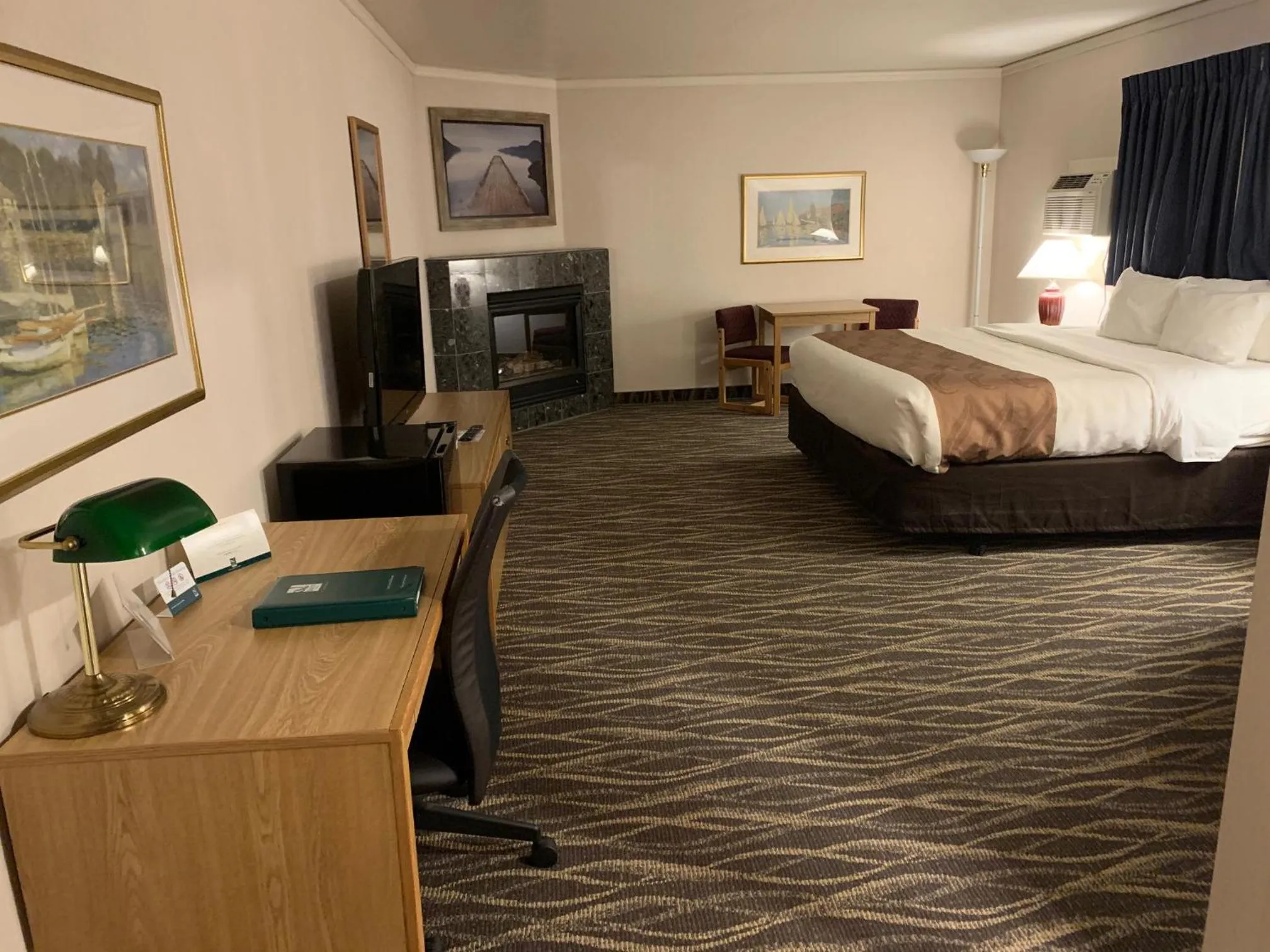 Photo of the whole room, Bed in America's Best Value Inn Sandpoint