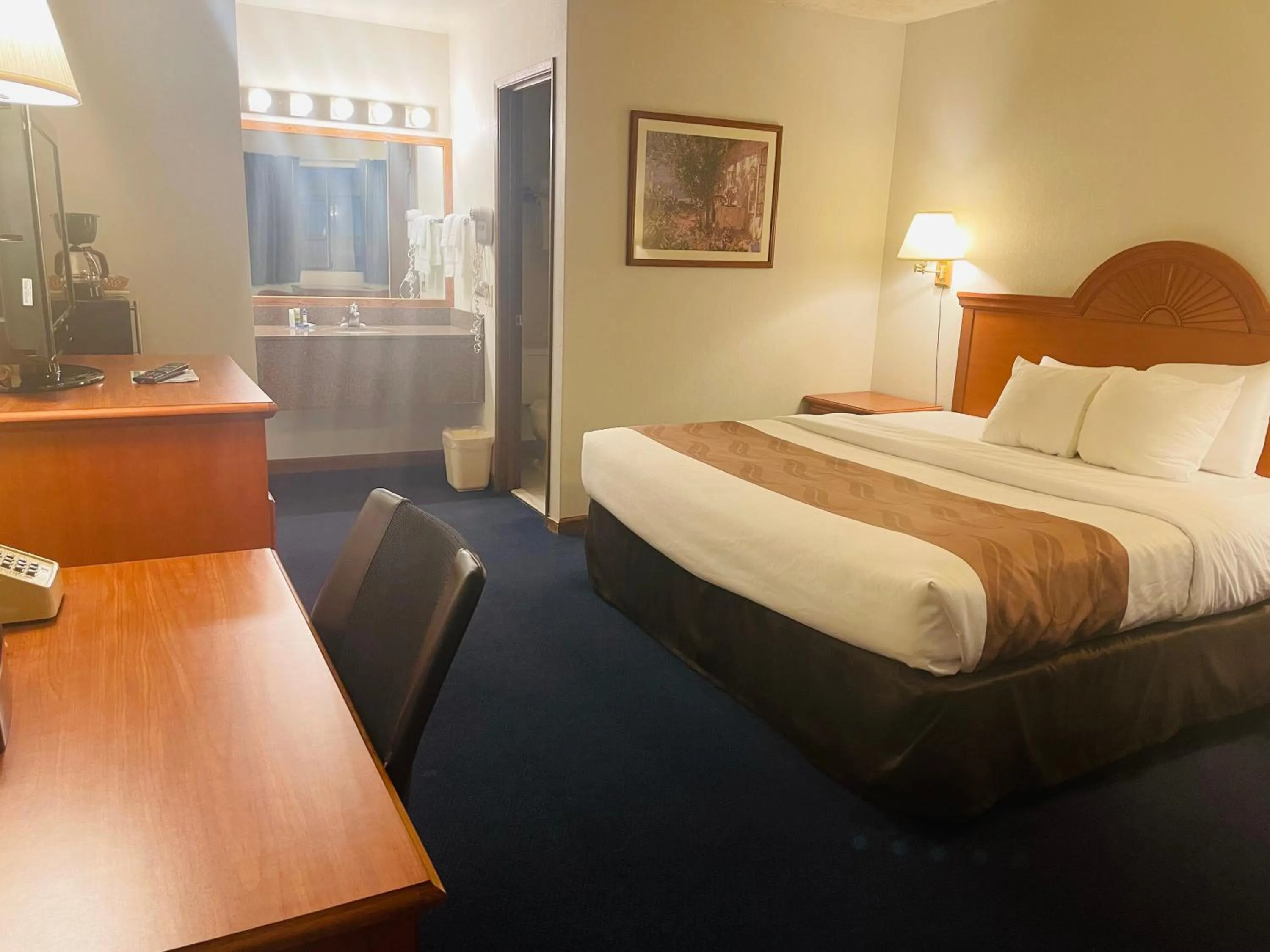 Photo of the whole room, Bed in America's Best Value Inn Sandpoint