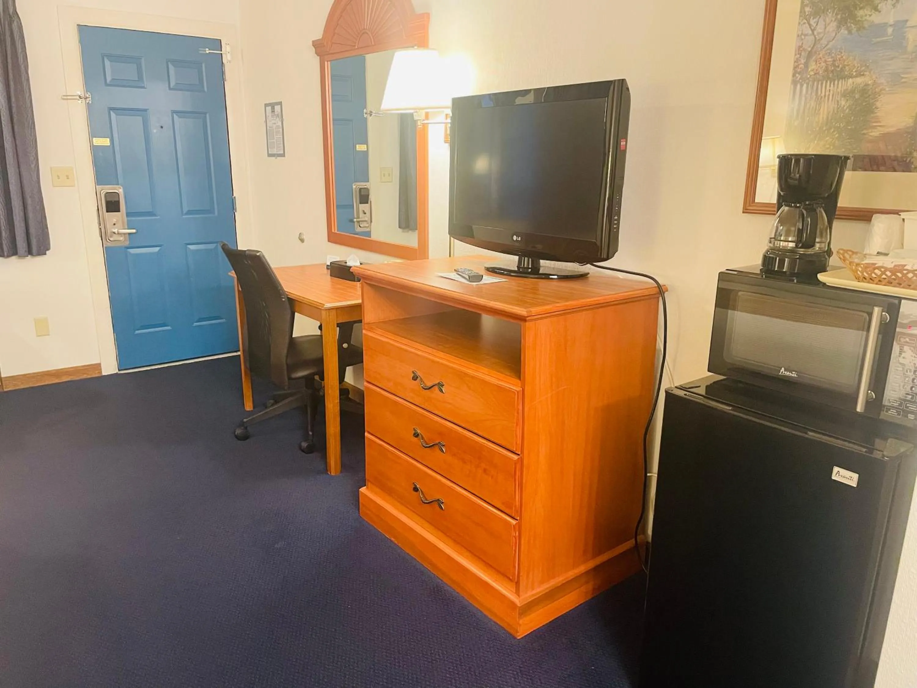 TV and multimedia in America's Best Value Inn Sandpoint