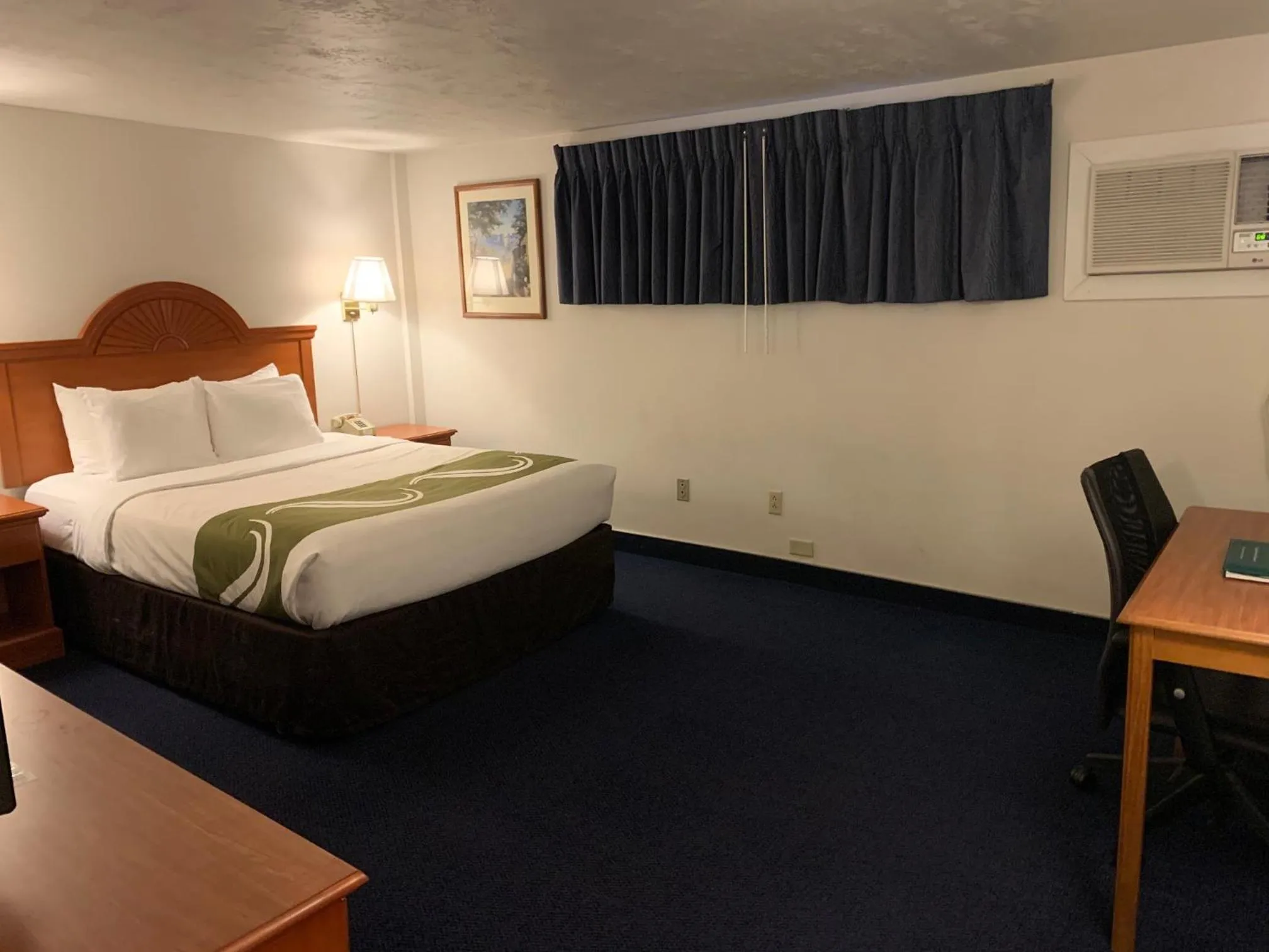 Photo of the whole room, Bed in America's Best Value Inn Sandpoint