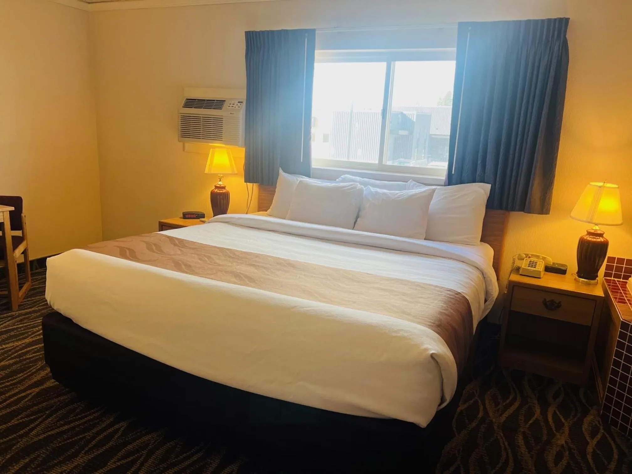 Bed in America's Best Value Inn Sandpoint