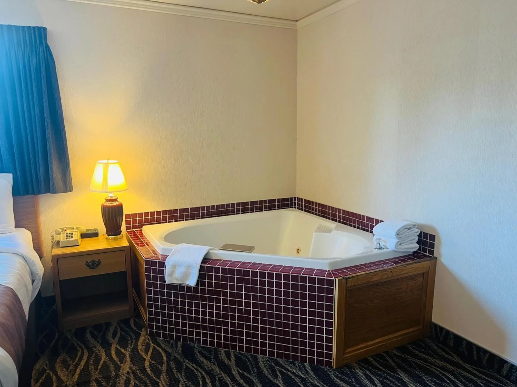 Hot Tub, Bed in America's Best Value Inn Sandpoint