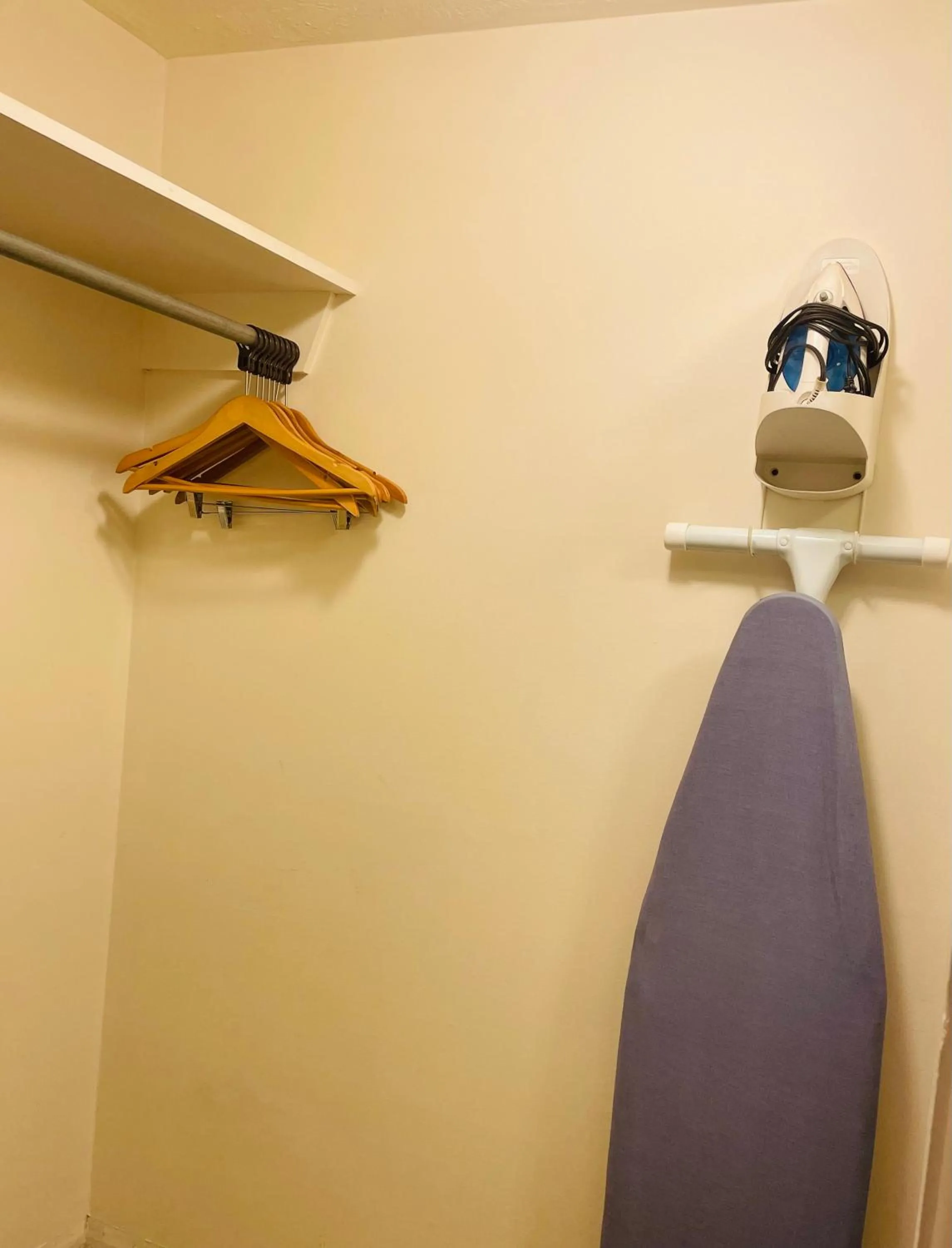 furniture in America's Best Value Inn Sandpoint