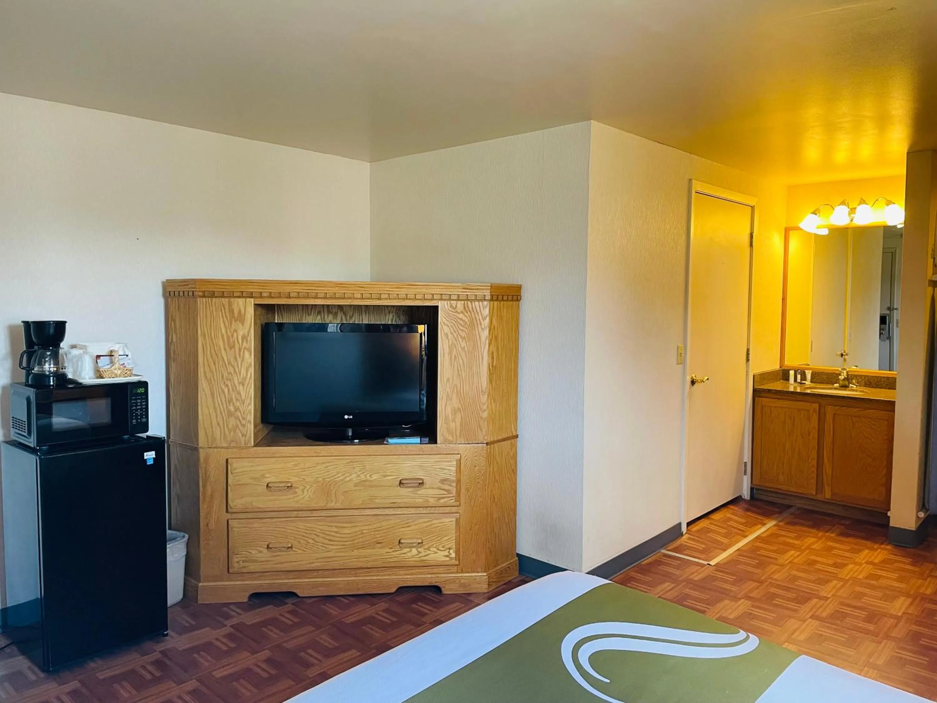 TV and multimedia in America's Best Value Inn Sandpoint