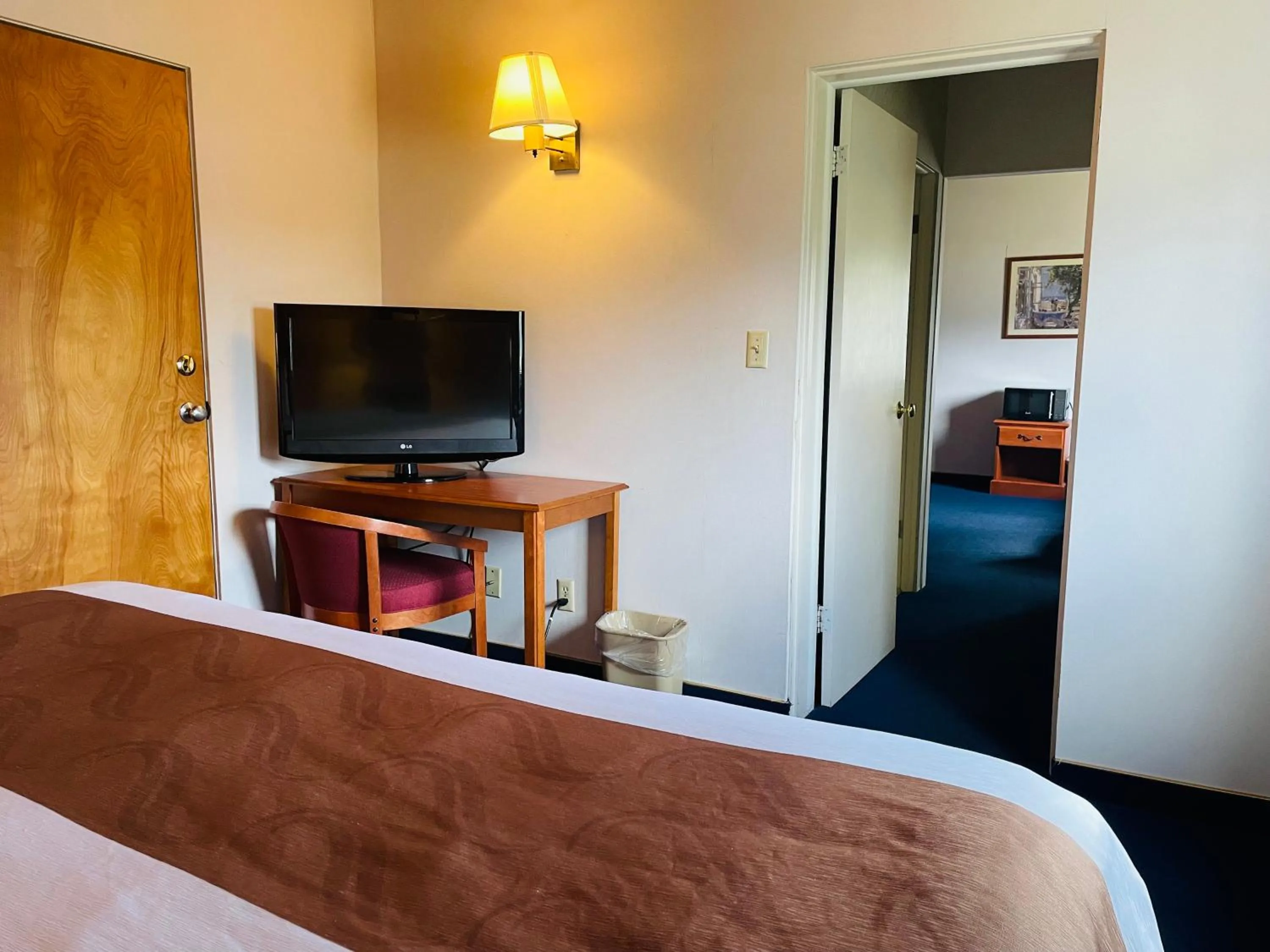Bedroom, Bed in America's Best Value Inn Sandpoint