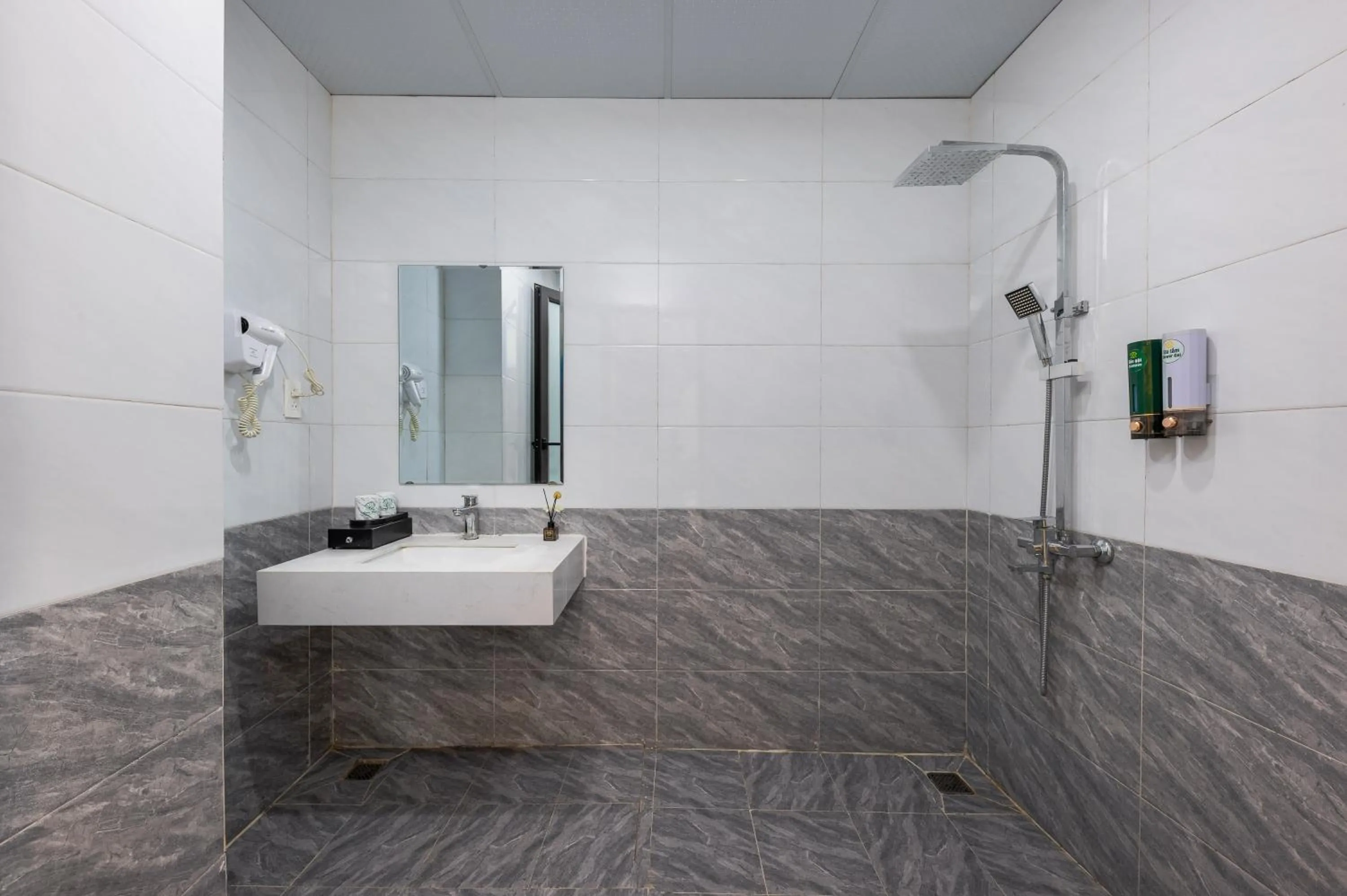 Shower in Cat Ba Green Pearl Hotel