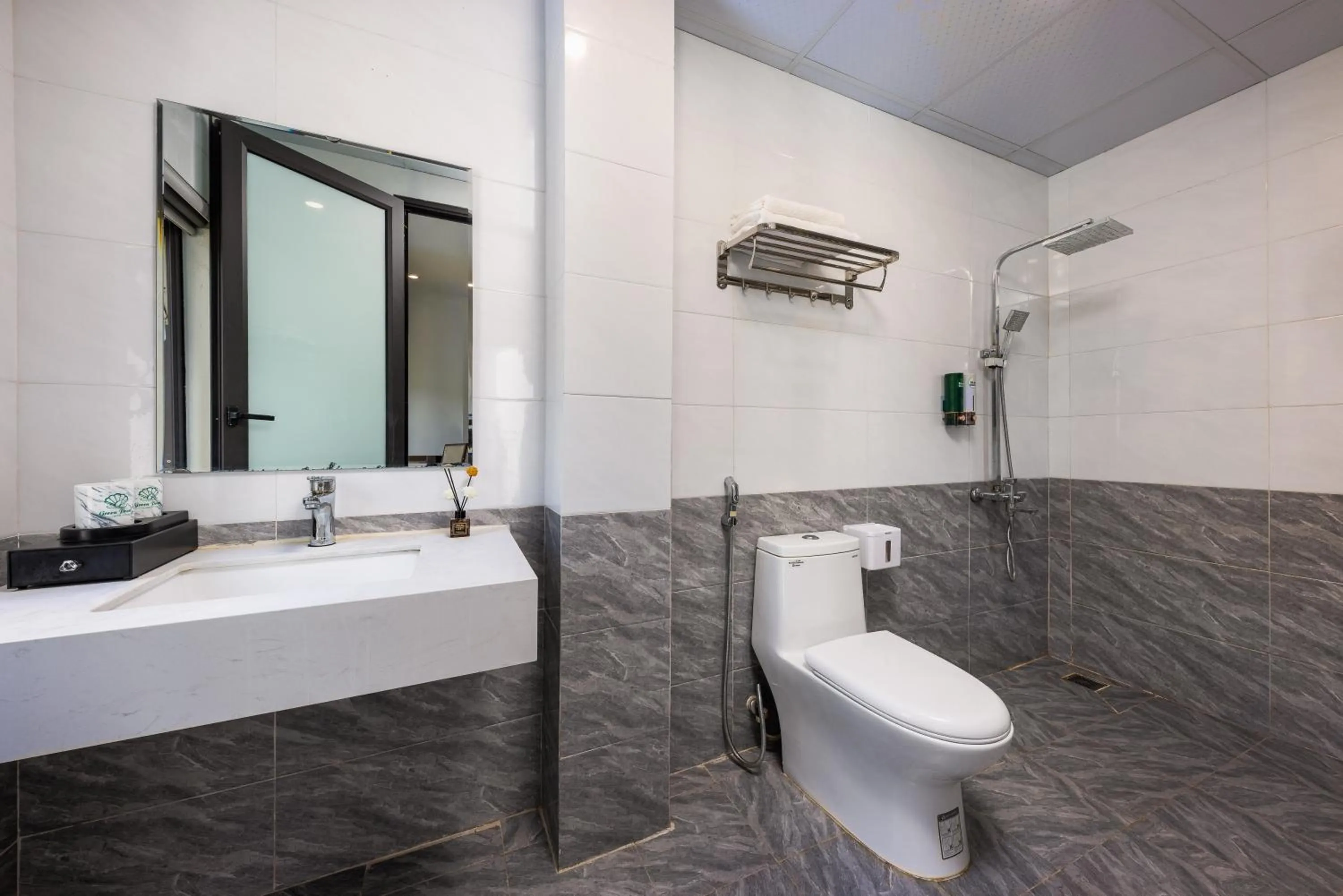 Shower in Cat Ba Green Pearl Hotel