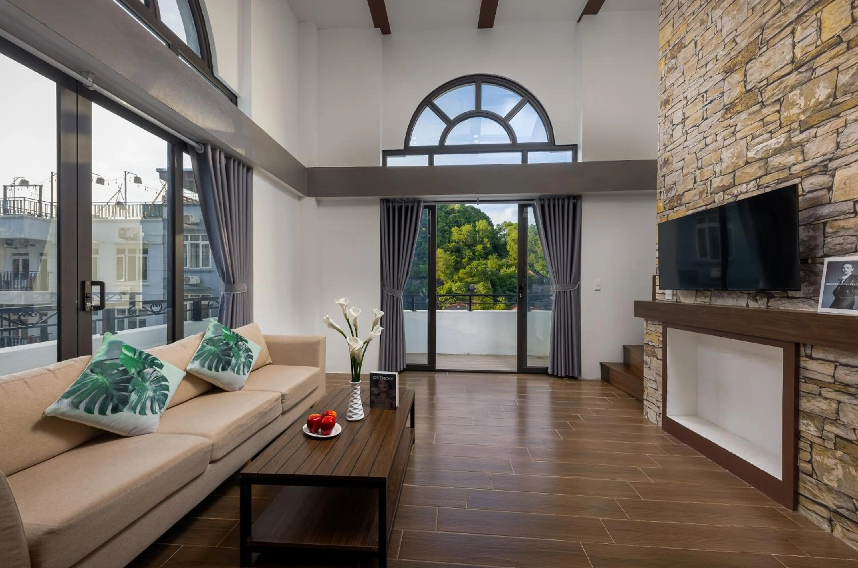 Communal lounge/ TV room in Cat Ba Green Pearl Hotel