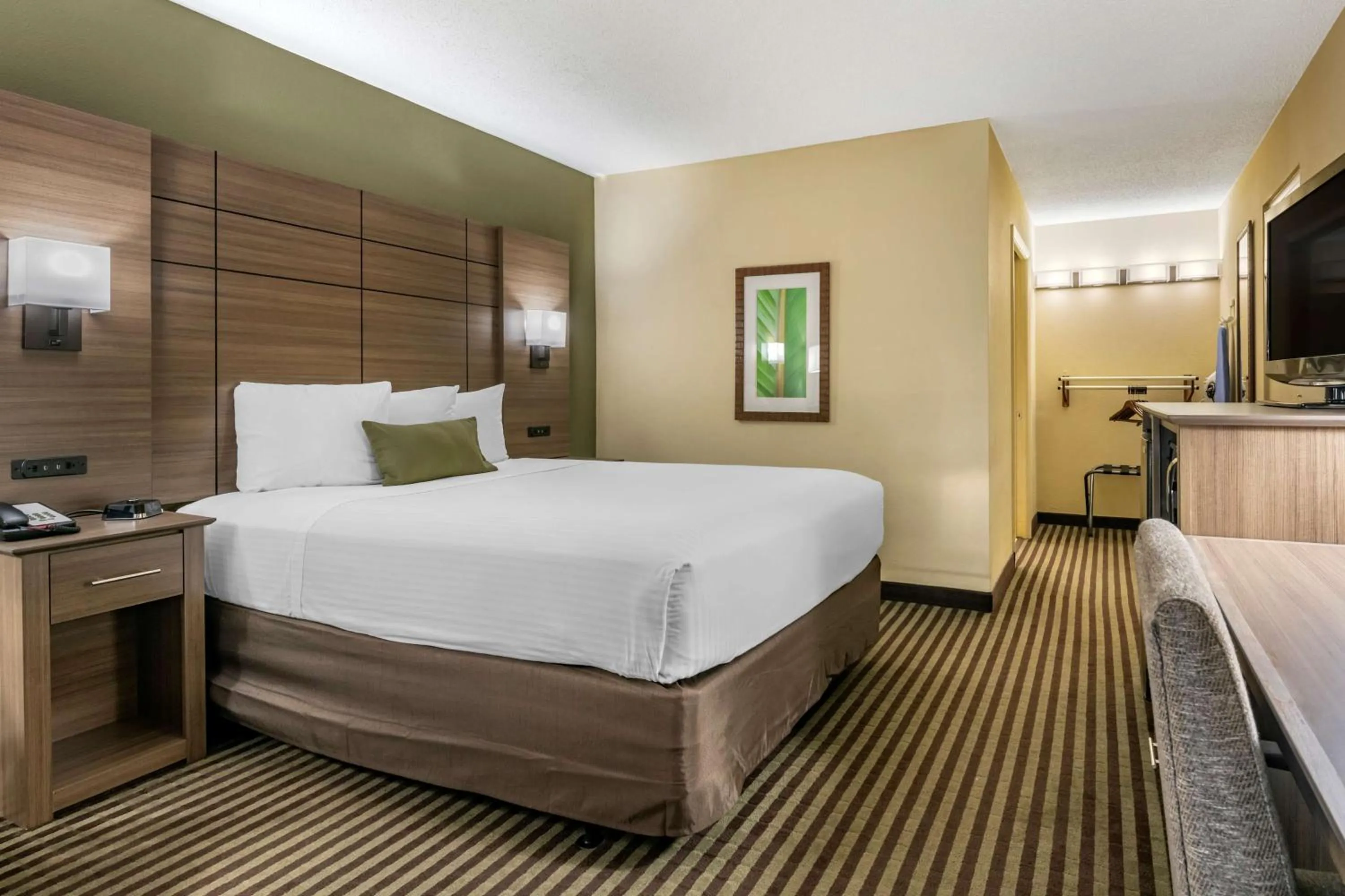 Photo of the whole room, Bed in Best Western Downtown Stuart