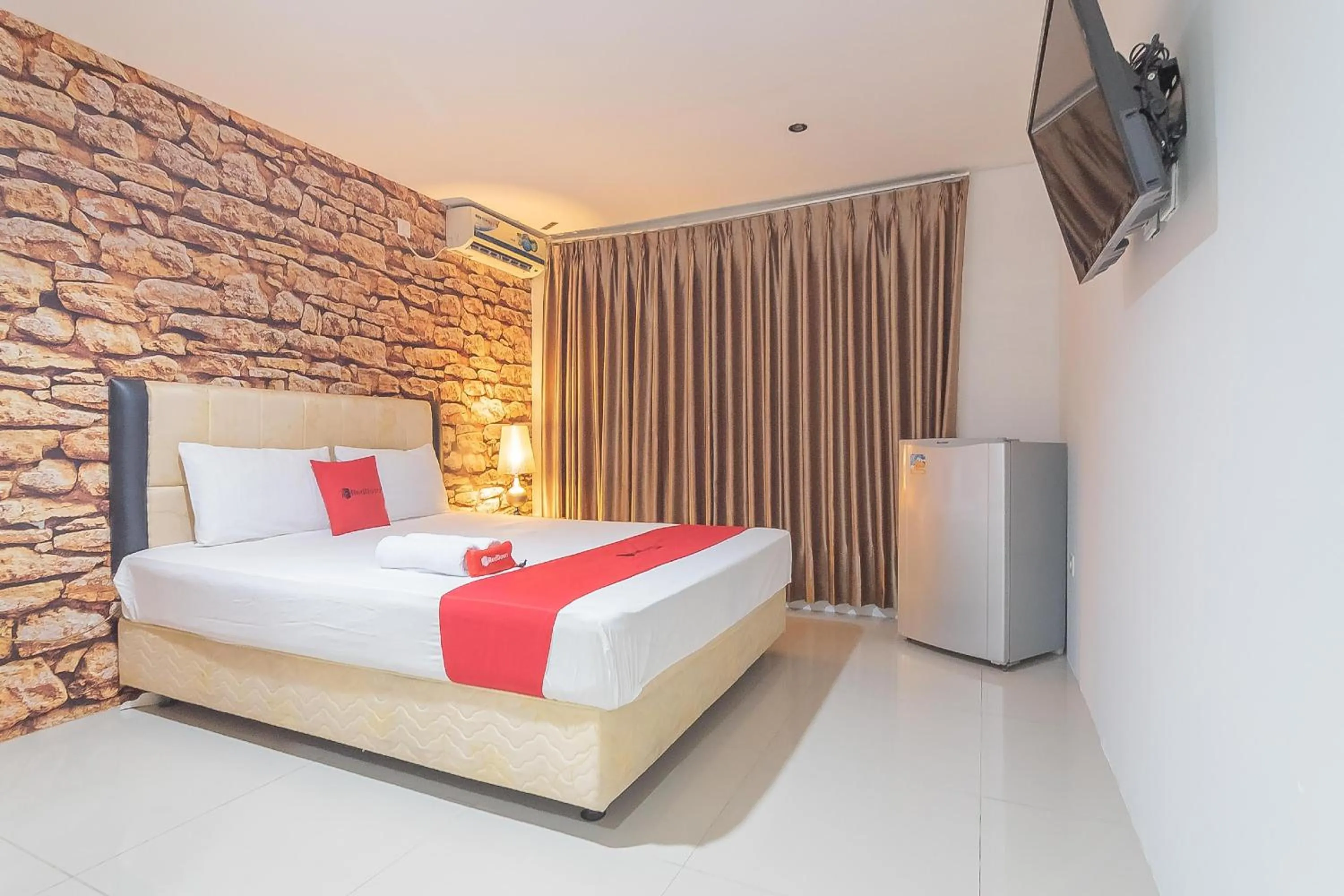 Bedroom, Bed in RedDoorz Plus near Sepinggan Airport 3 Balikpapan