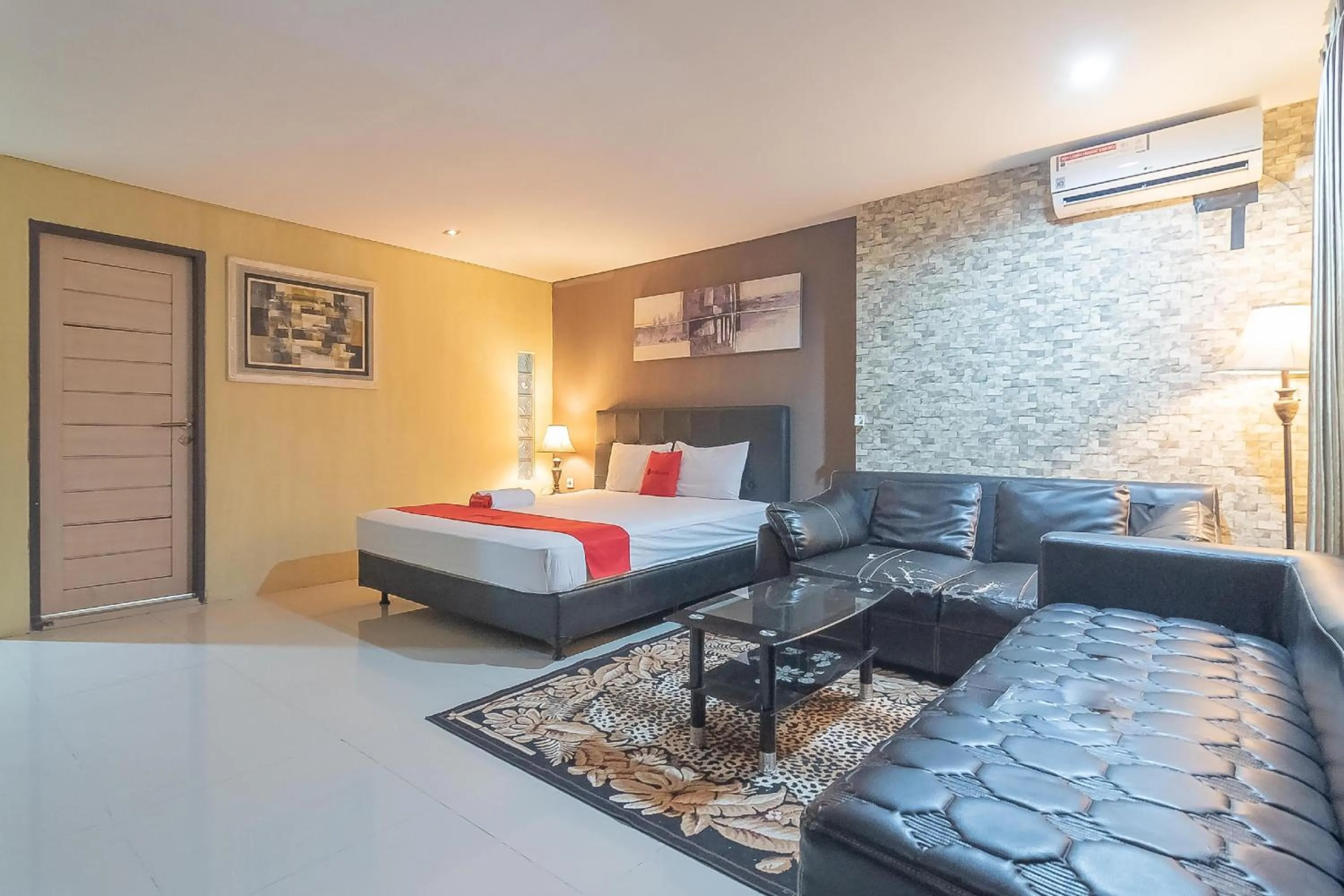 Bedroom, Bed in RedDoorz Plus near Sepinggan Airport 3 Balikpapan