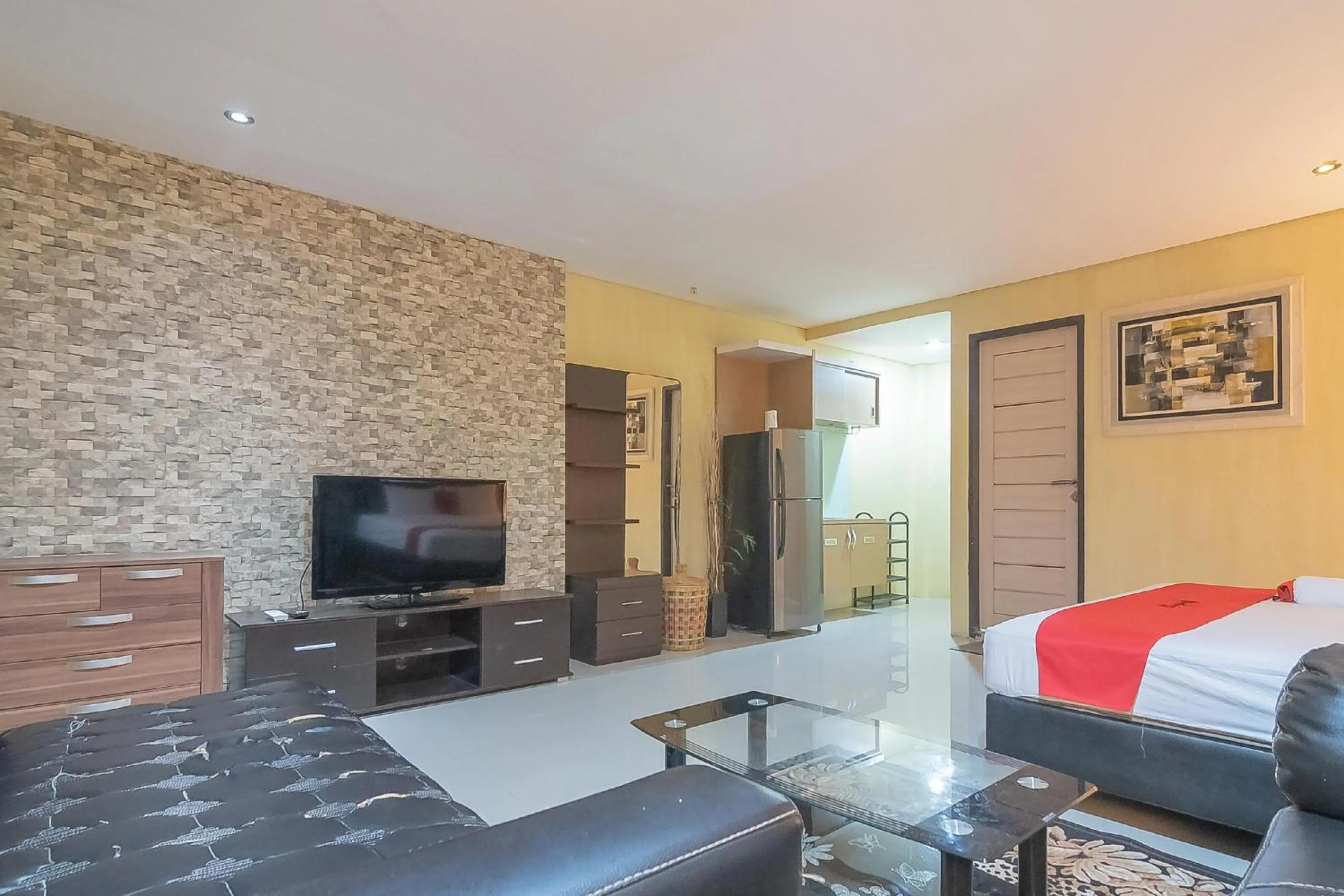 TV and multimedia, Bed in RedDoorz Plus near Sepinggan Airport 3 Balikpapan