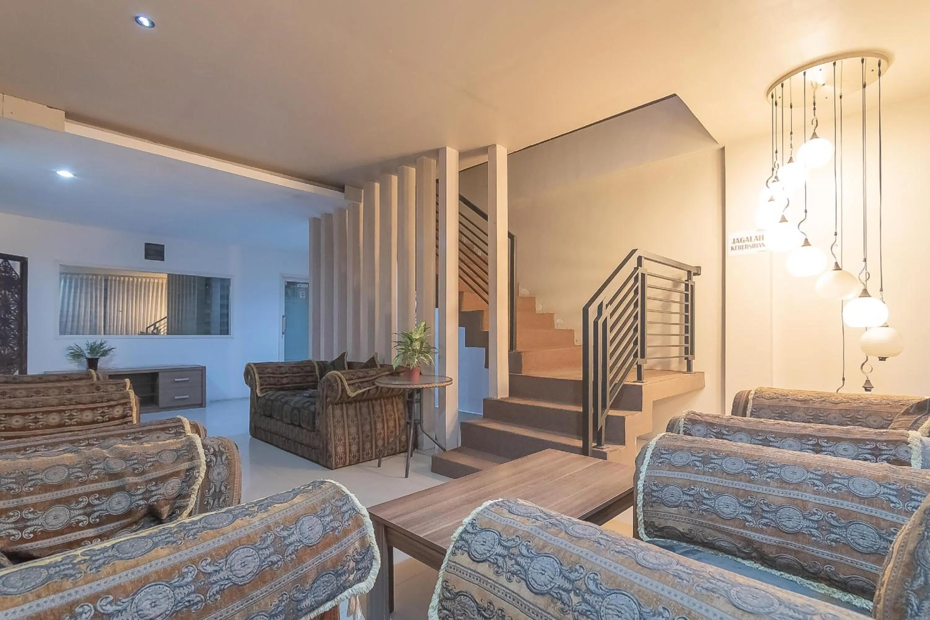 Seating area in RedDoorz Plus near Sepinggan Airport 3 Balikpapan