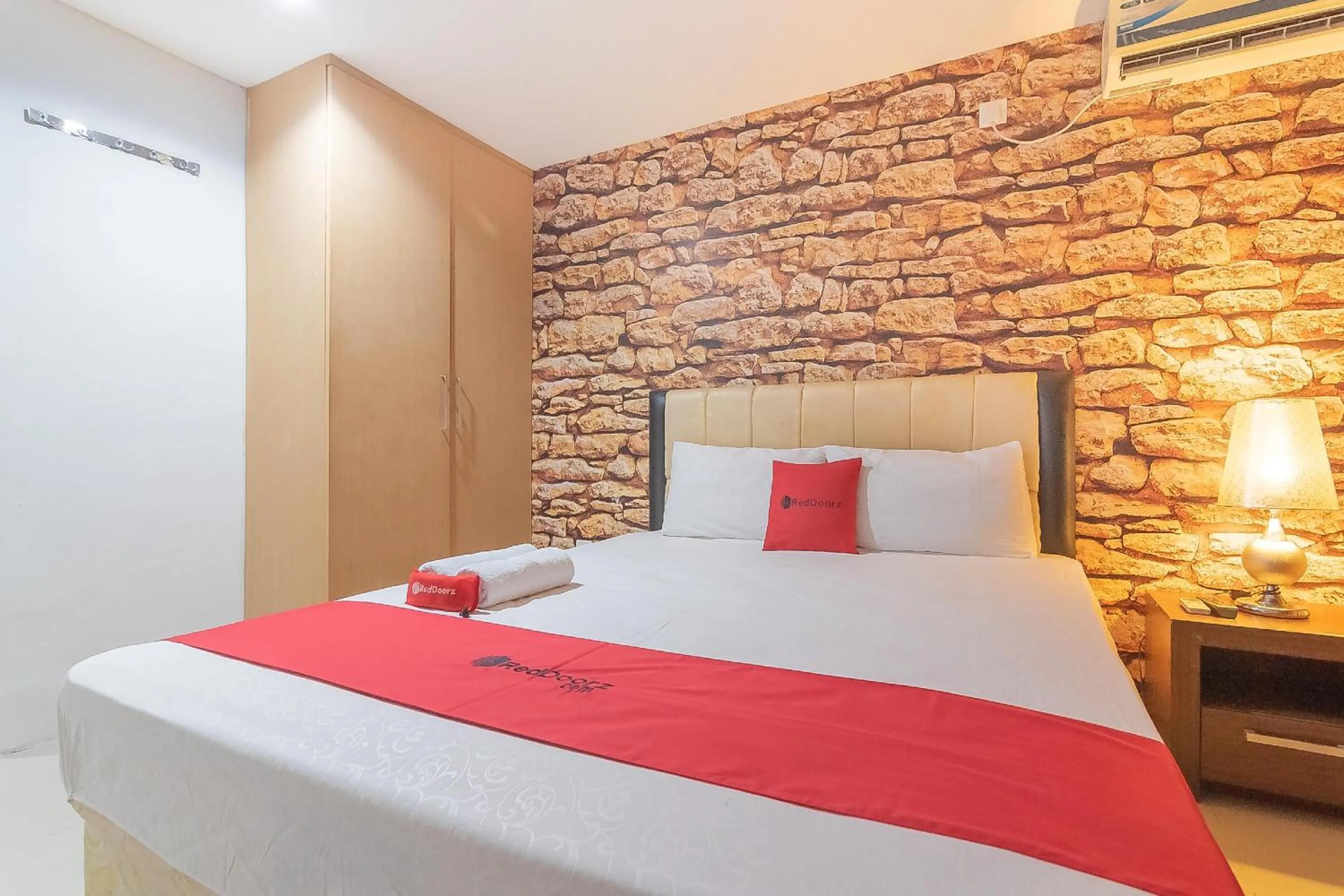 Bedroom, Bed in RedDoorz Plus near Sepinggan Airport 3 Balikpapan