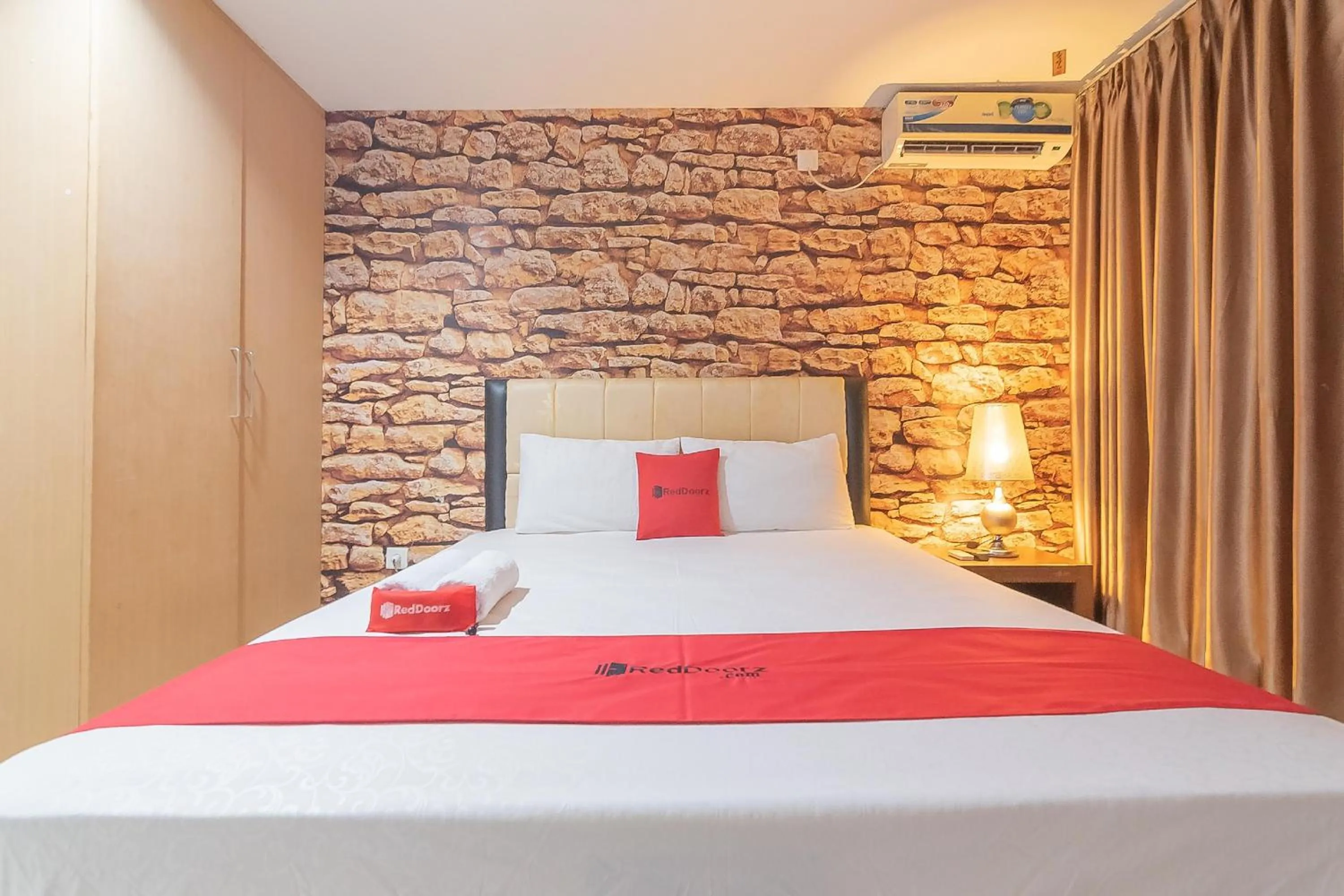 Bedroom, Bed in RedDoorz Plus near Sepinggan Airport 3 Balikpapan