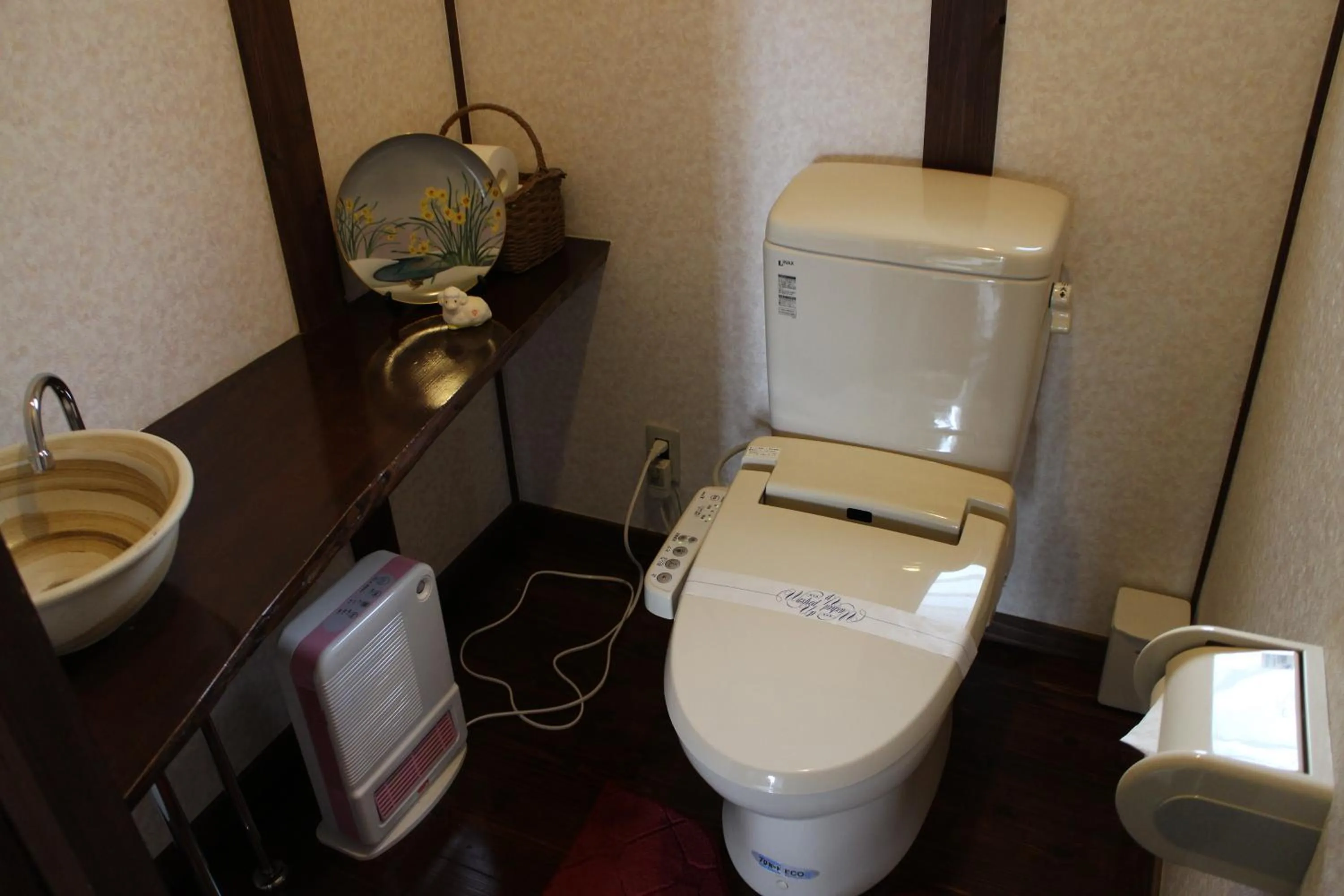 Toilet in Yufuin-Sanso Waremokou