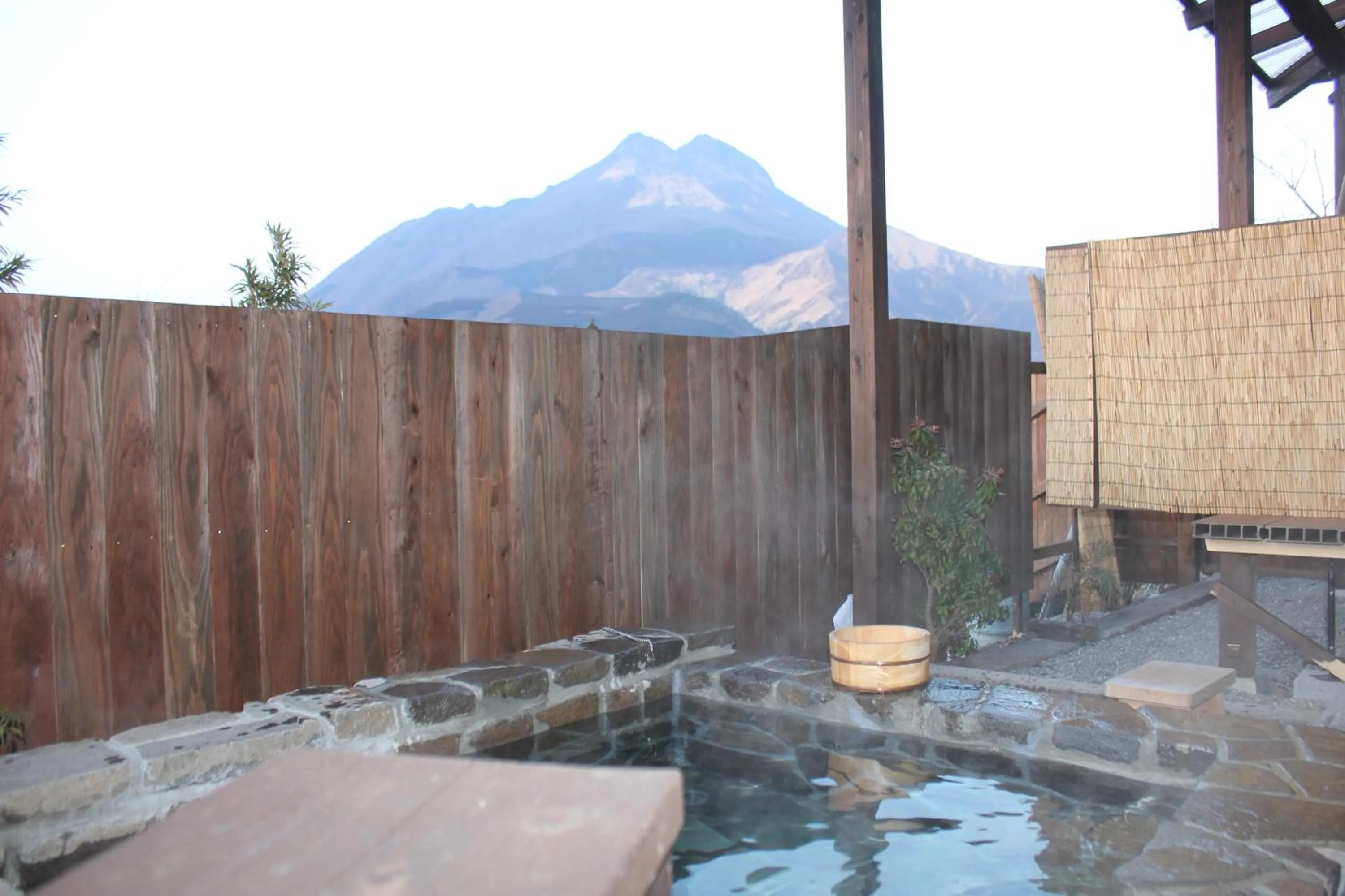 Hot Spring Bath in Yufuin-Sanso Waremokou