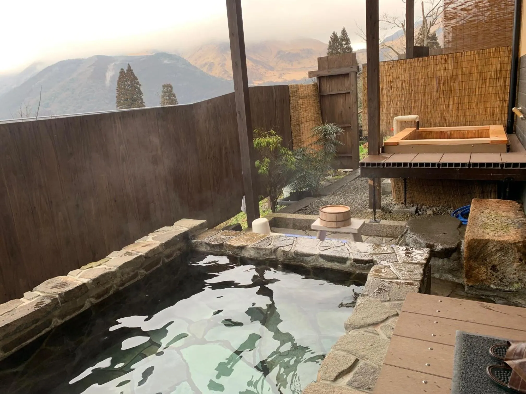 Hot Spring Bath in Yufuin-Sanso Waremokou