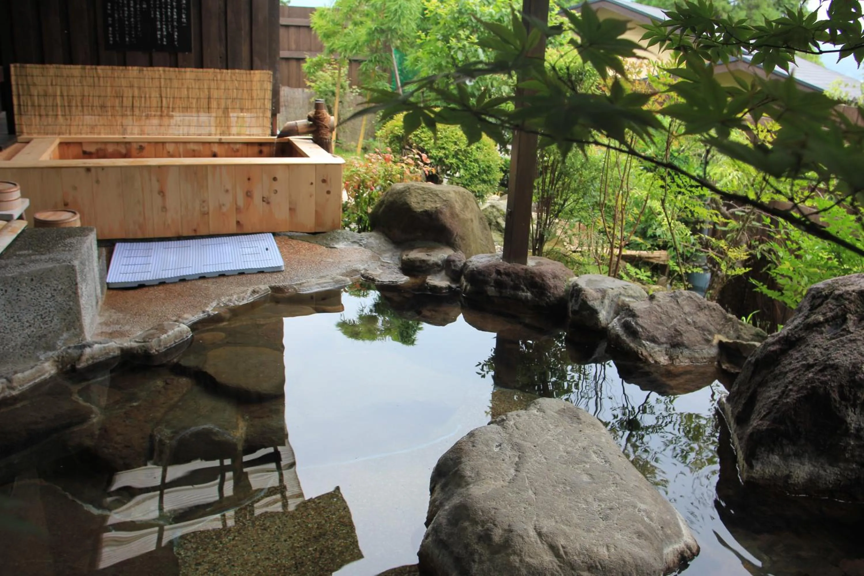 Lake view in Yufuin-Sanso Waremokou