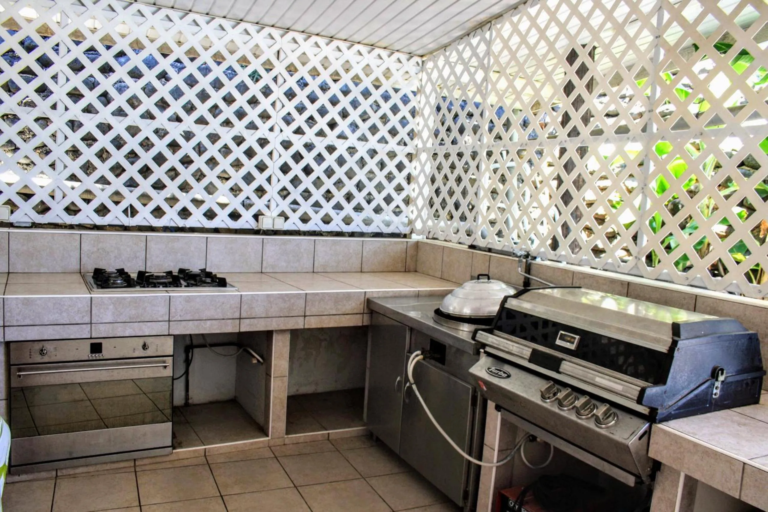 Kitchen or kitchenette in TAHITI - Fare Temahana