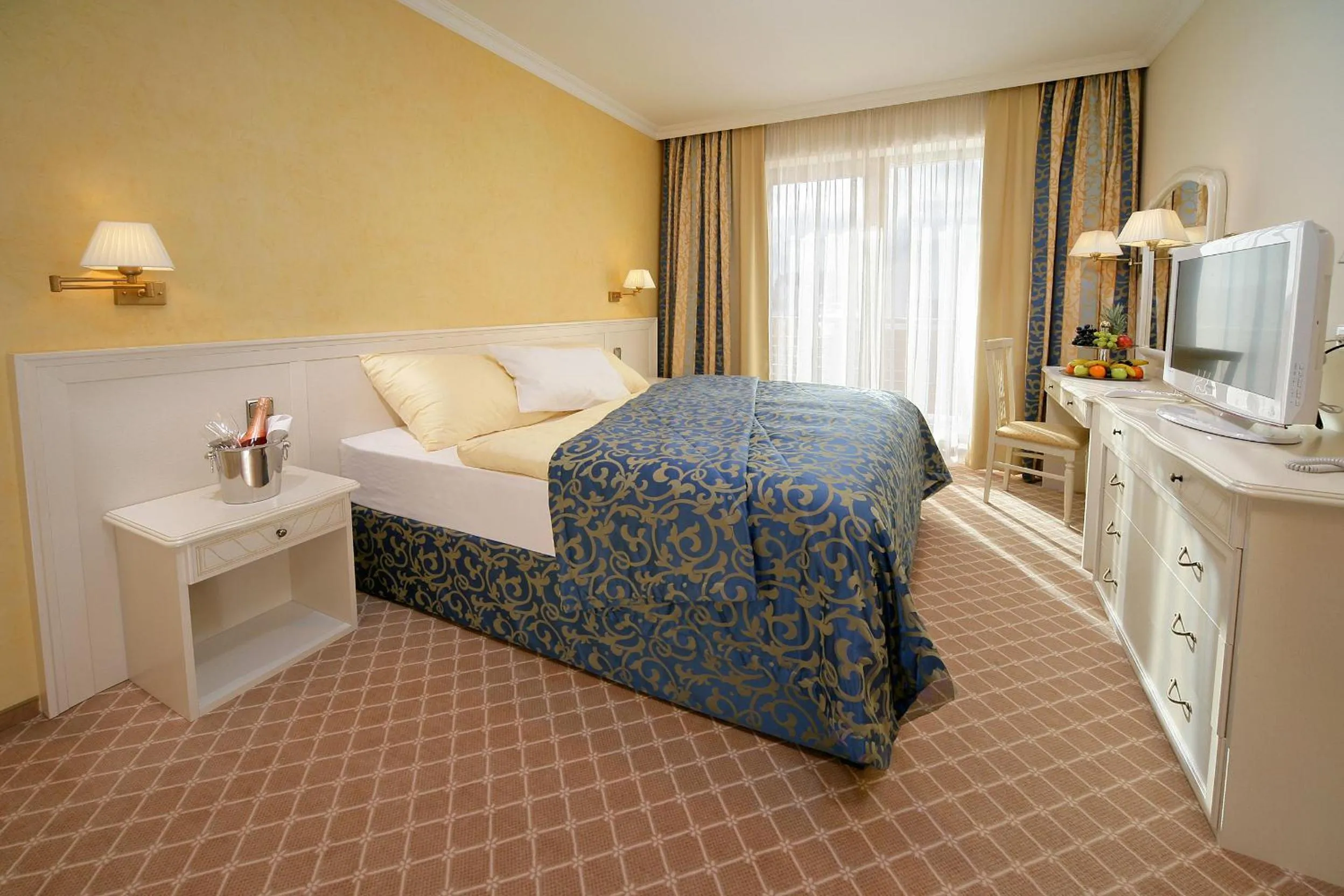 Photo of the whole room, Bed in Residence Hotel