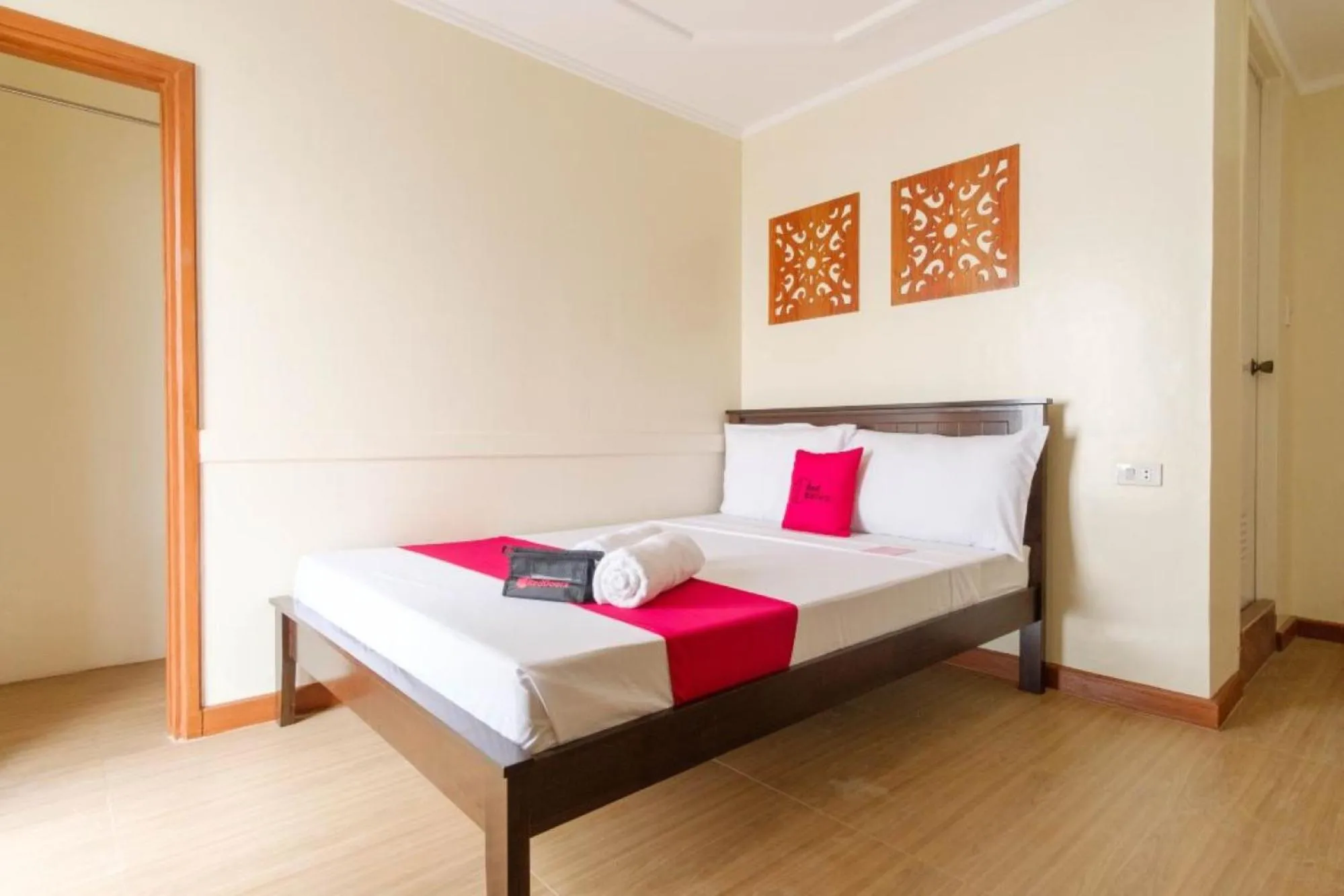 Photo of the whole room, Bed in RedDoorz Plus near Johnson and Johnson Paranaque