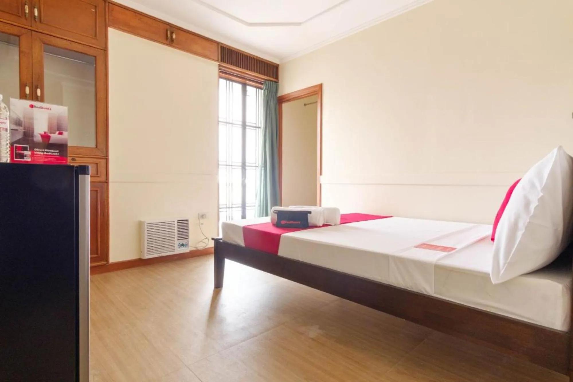 Bedroom, Bed in RedDoorz Plus near Johnson and Johnson Paranaque