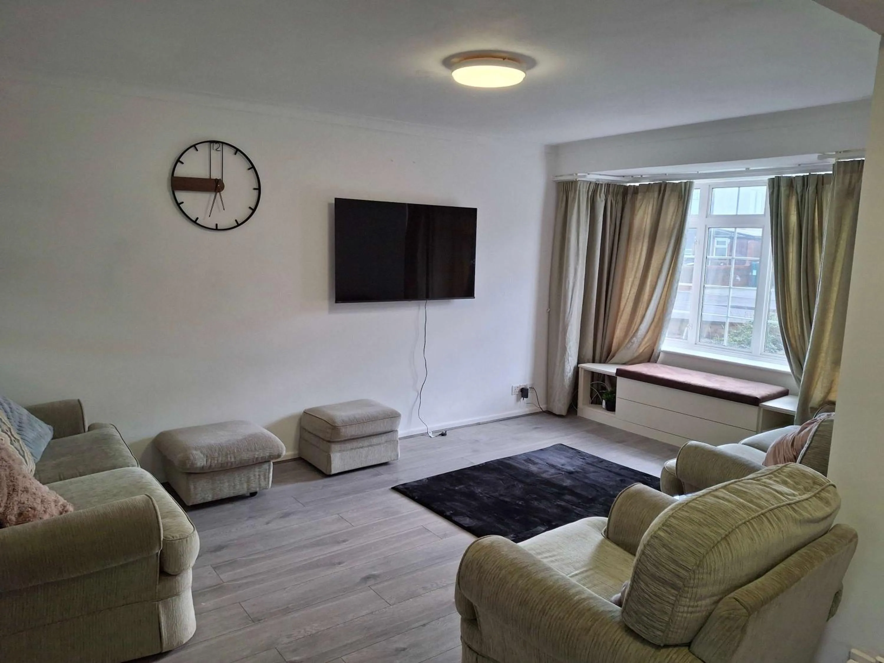 Nicely decorated 3 bedroom house near Heathrow, London