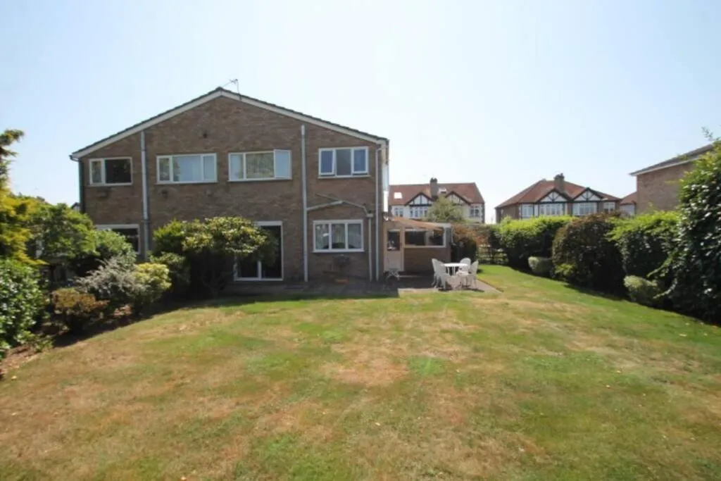 Nicely decorated 3 bedroom house near Heathrow, London