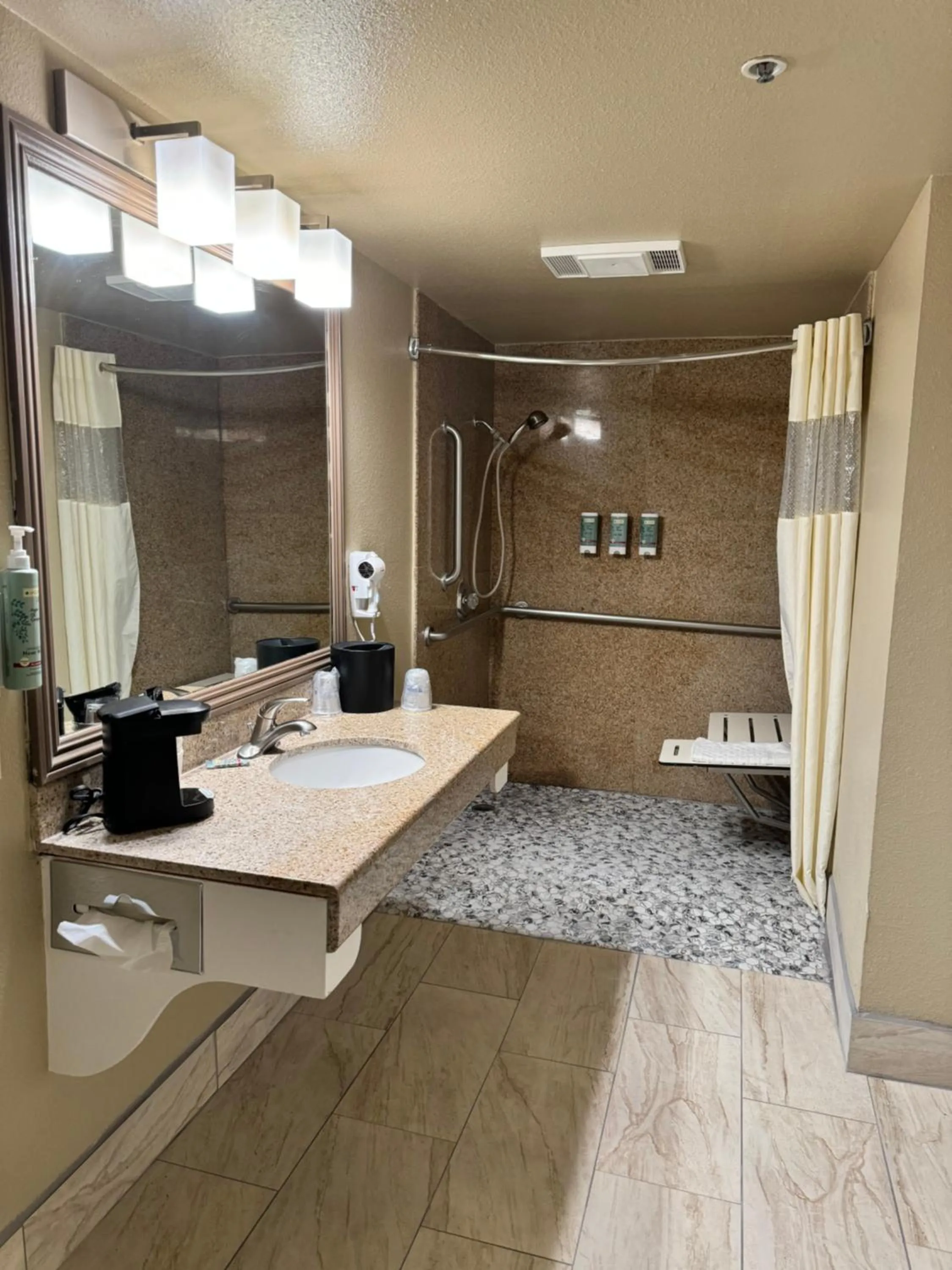 Shower in Best Western Heritage Inn