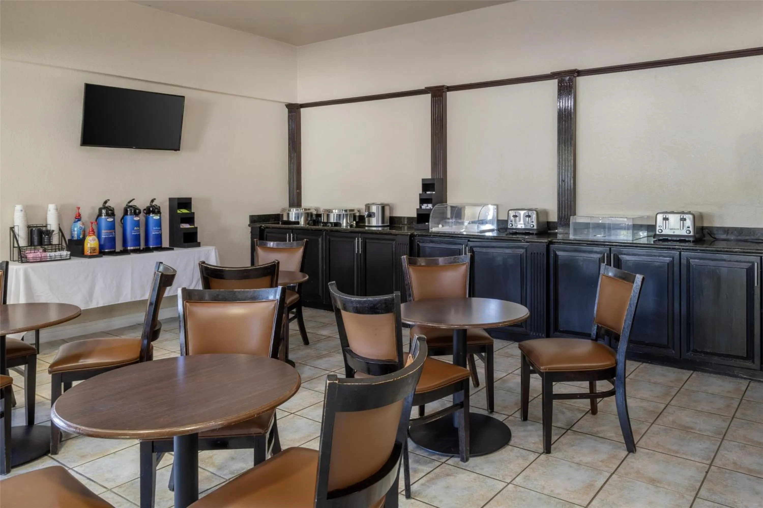 Breakfast in Best Western Heritage Inn