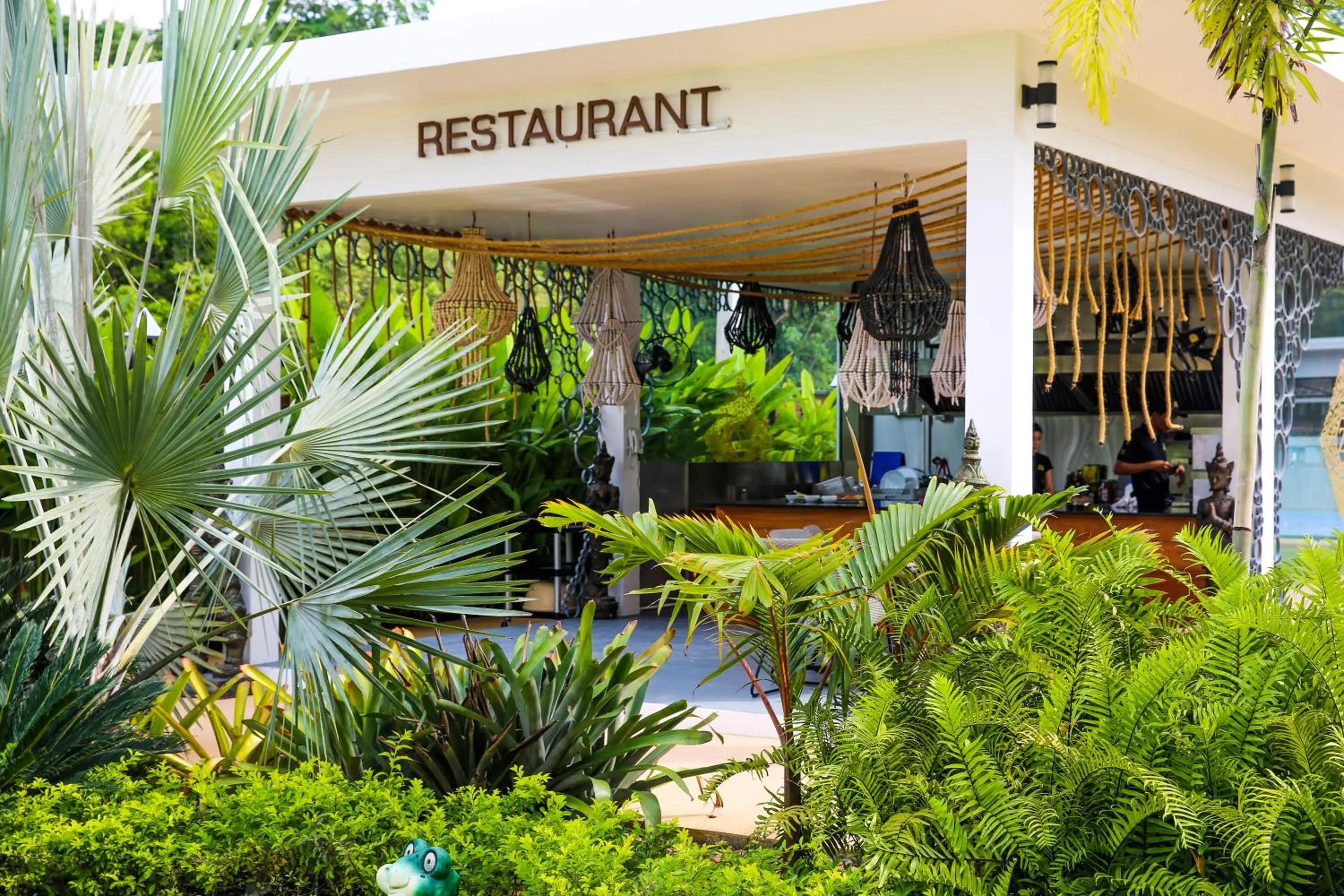Restaurant/places to eat in Zee Luxury Boutique Hotel