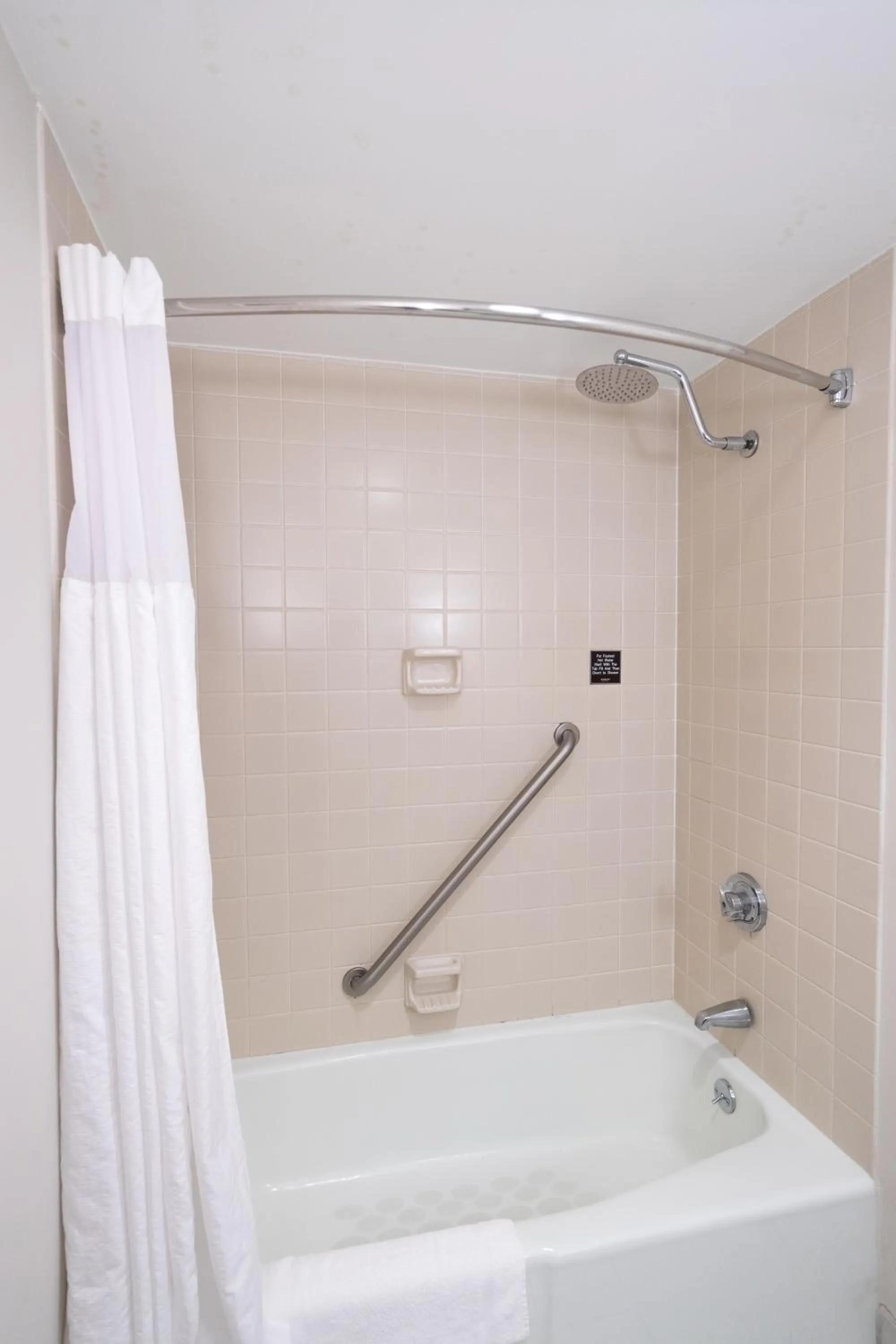Shower in Bella Vista Hotel & Suites