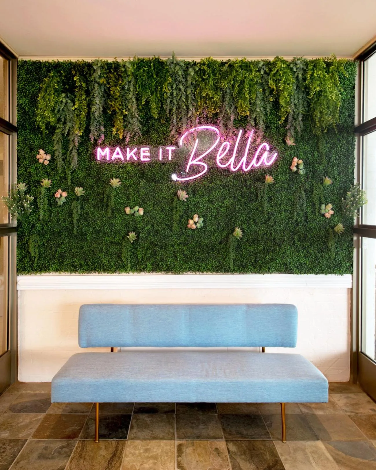 Lounge or bar in Bella Vista Hotel & Suites