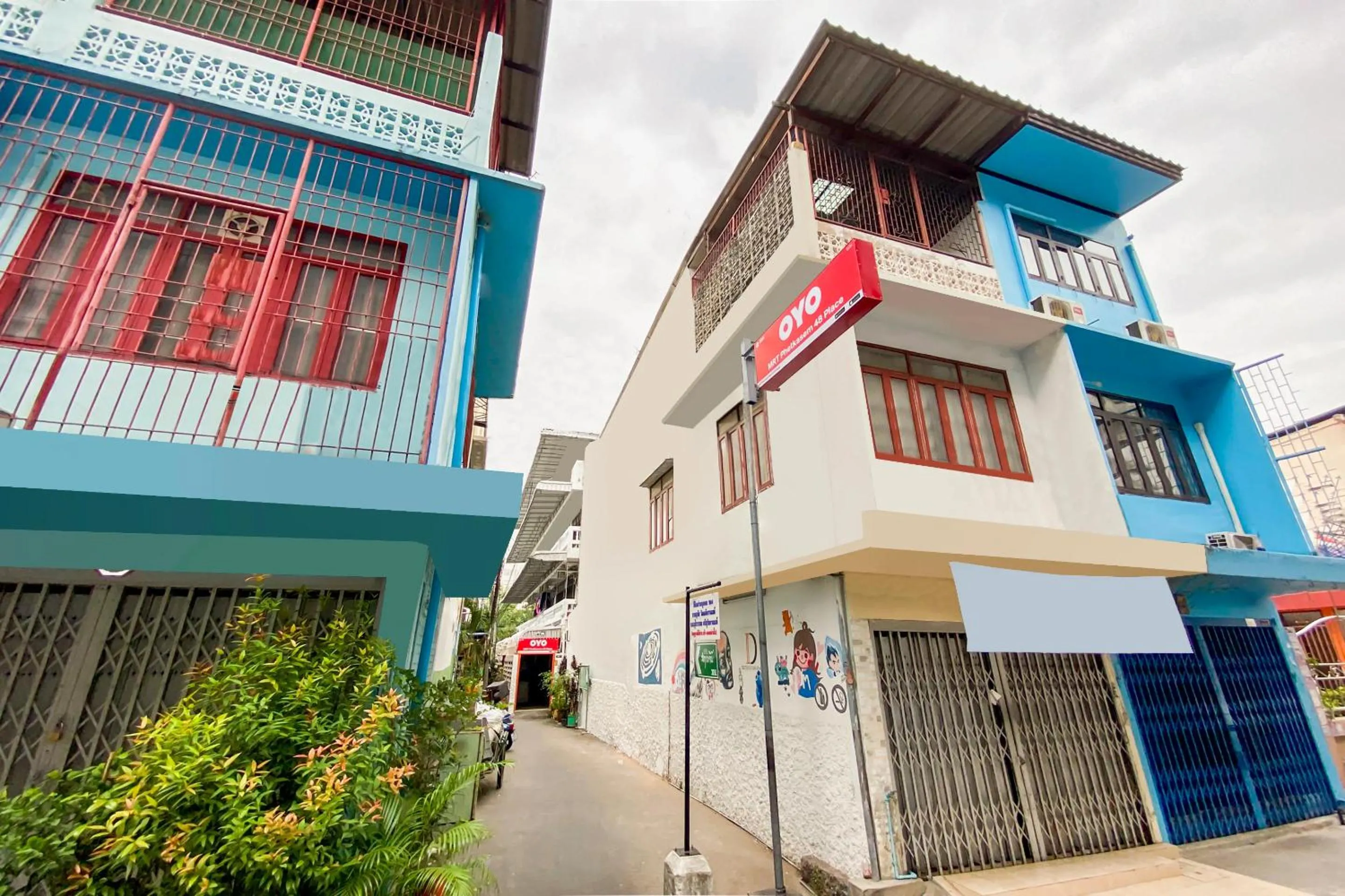 Property building in OYO 525 MRT Phetkasem 48-1 Place