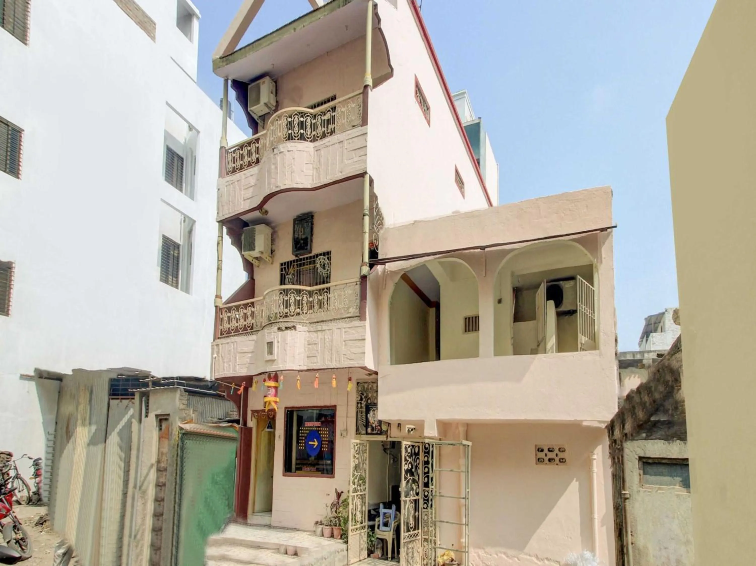 Facade/entrance in SPOT ON 63695 Hotel Sai Muskaan