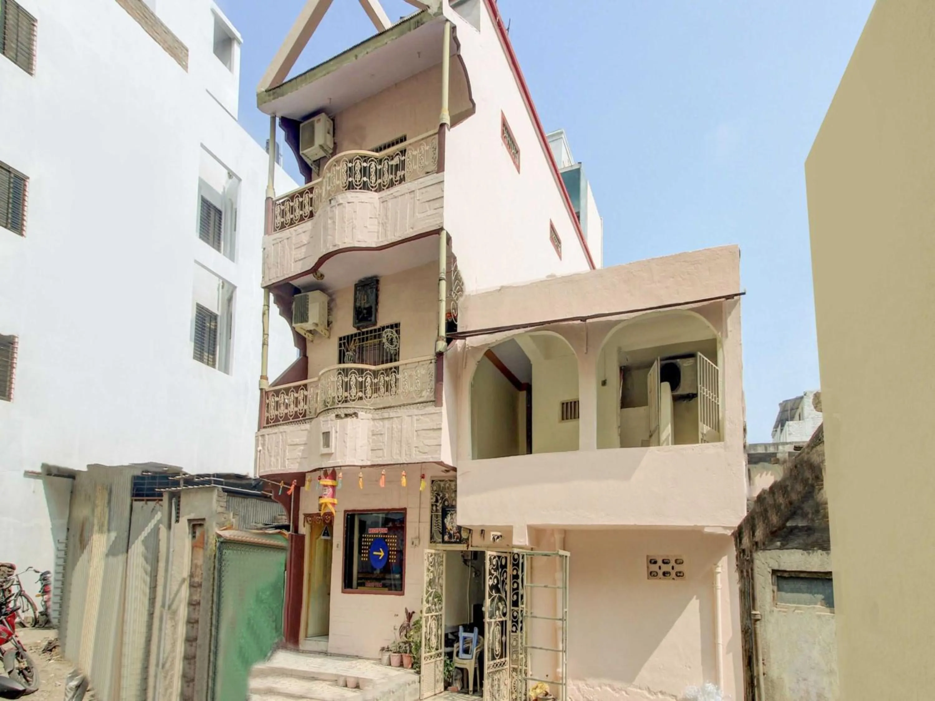 Facade/entrance in SPOT ON 63695 Hotel Sai Muskaan