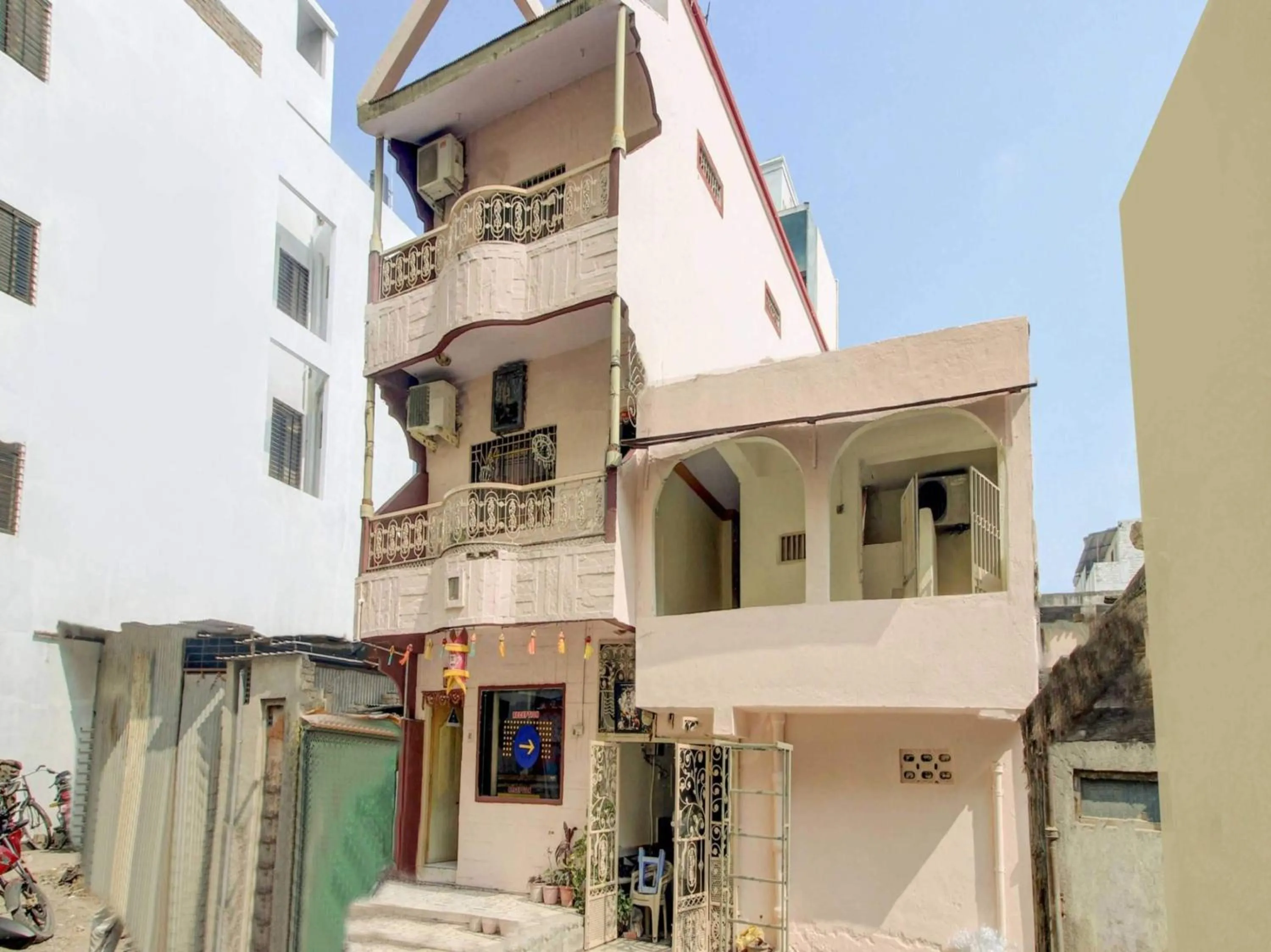 Facade/entrance in SPOT ON 63695 Hotel Sai Muskaan