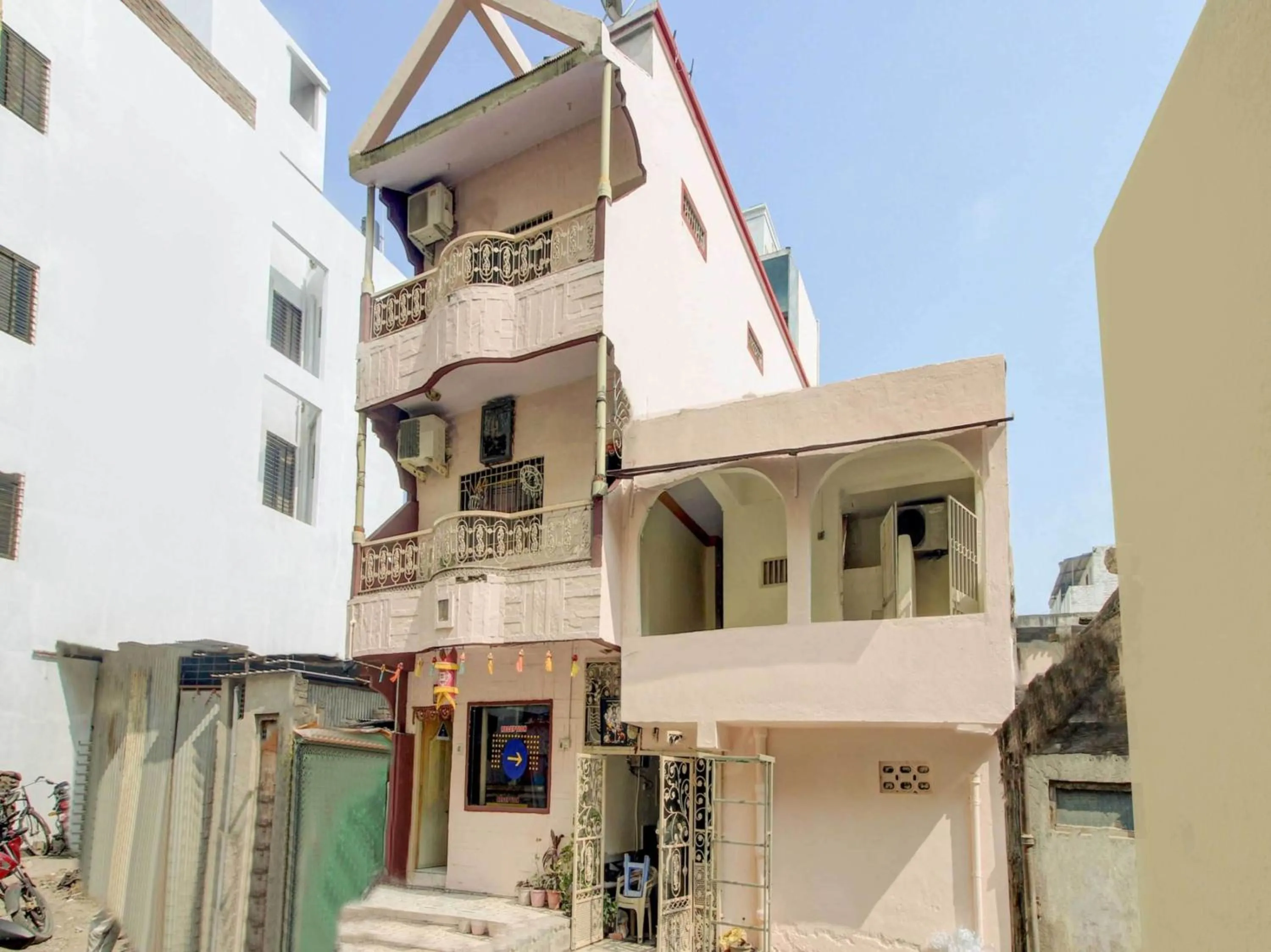 Facade/entrance in SPOT ON 63695 Hotel Sai Muskaan