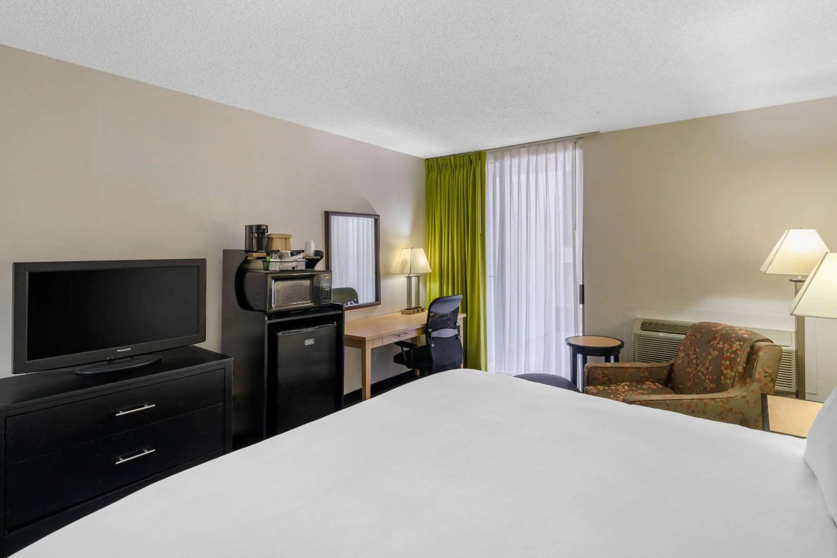 Photo of the whole room in Quality Inn Tyler - Lindale