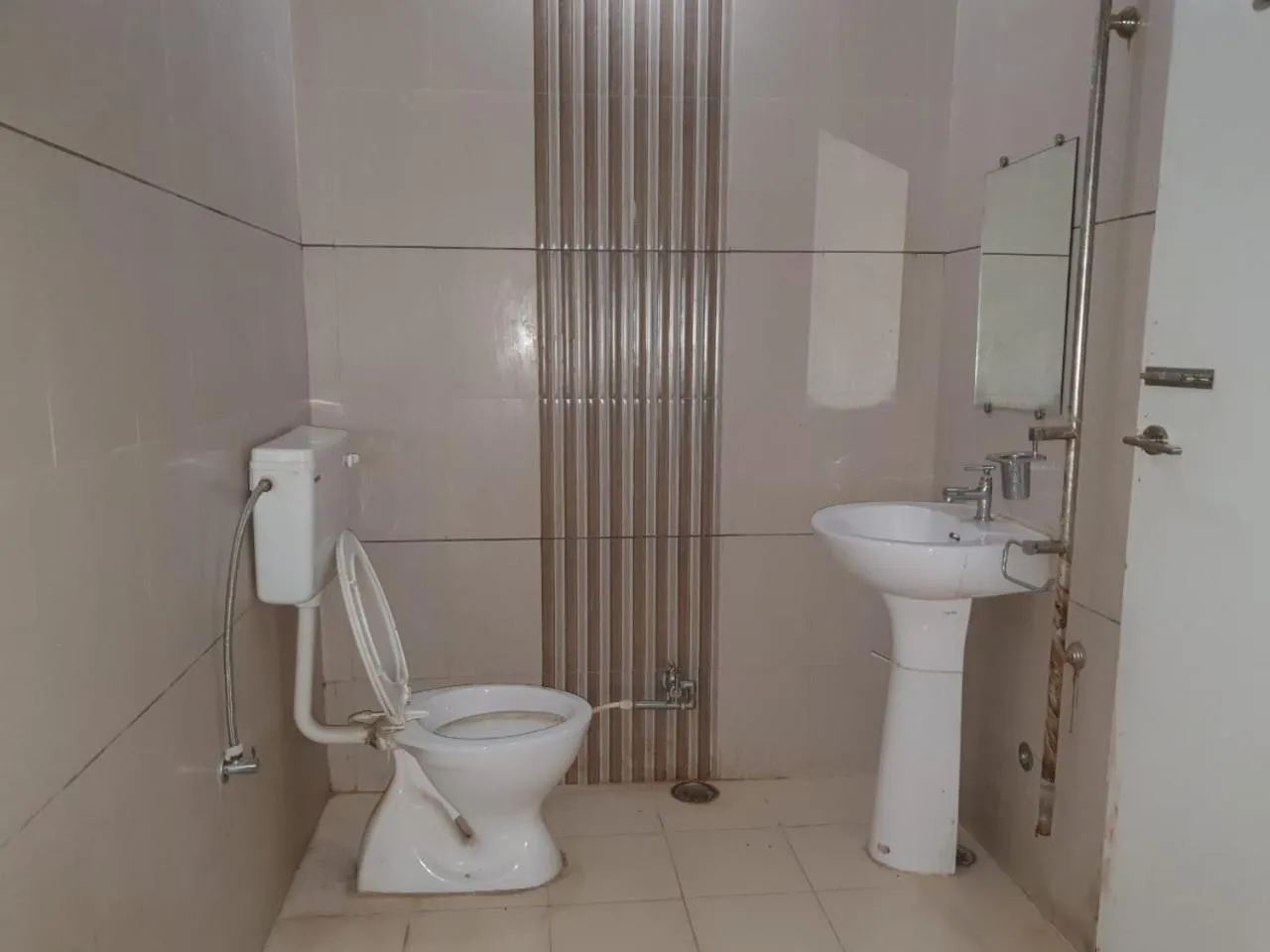 Toilet in HOTEL MANUHAR INN