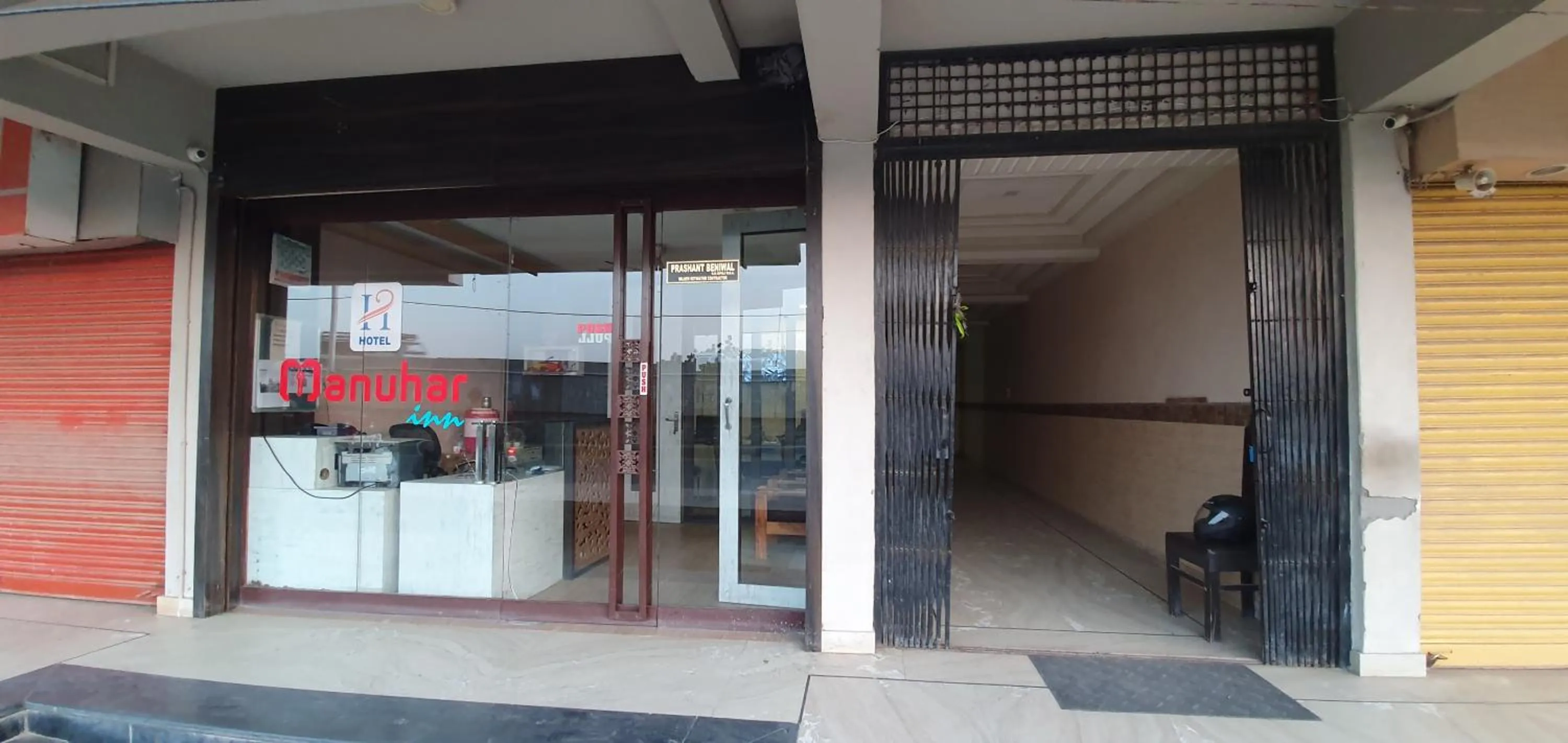 Facade/entrance in HOTEL MANUHAR INN