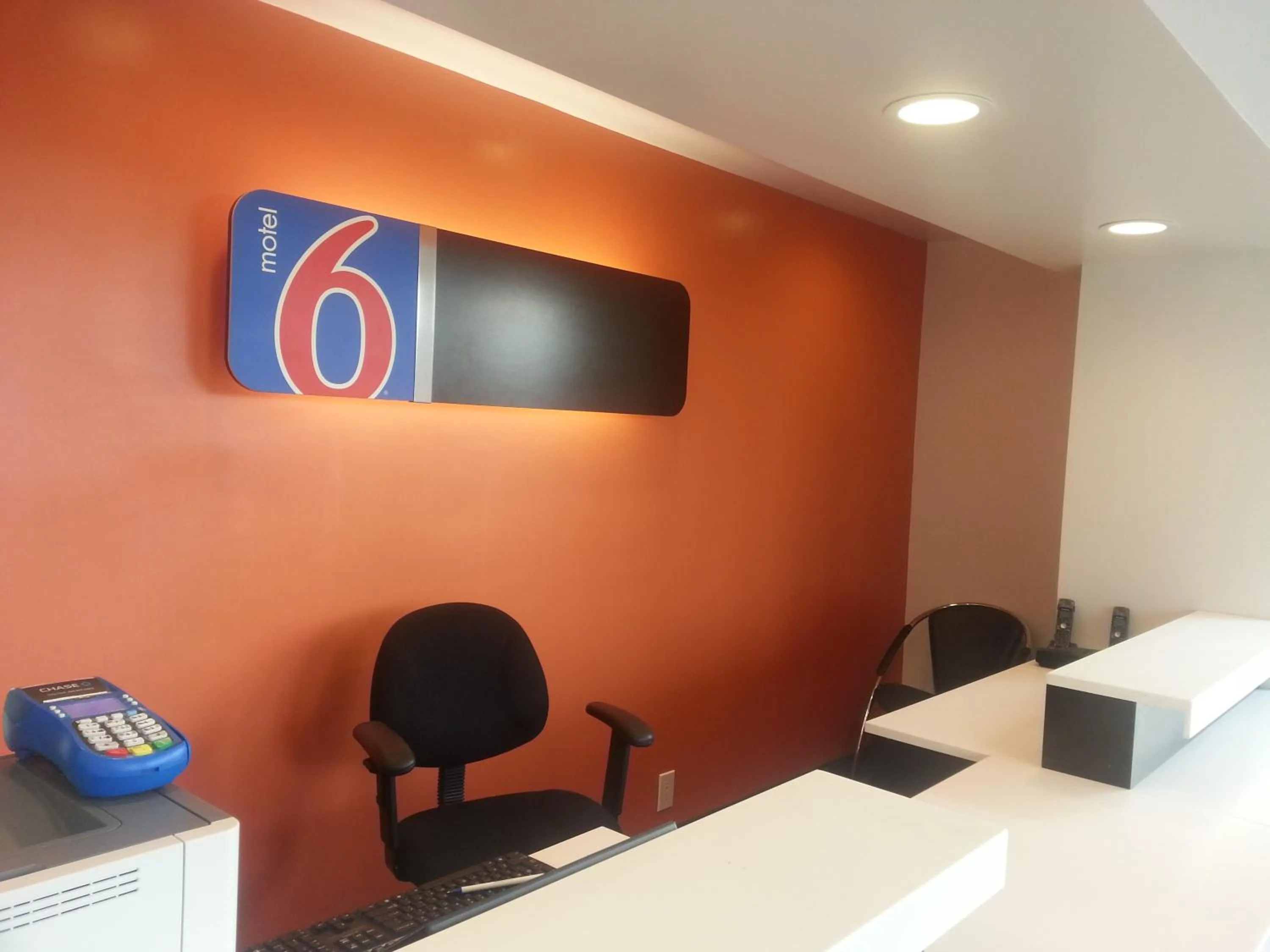 Lobby or reception in Motel 6 Bell Gardens, CA - Los Angeles