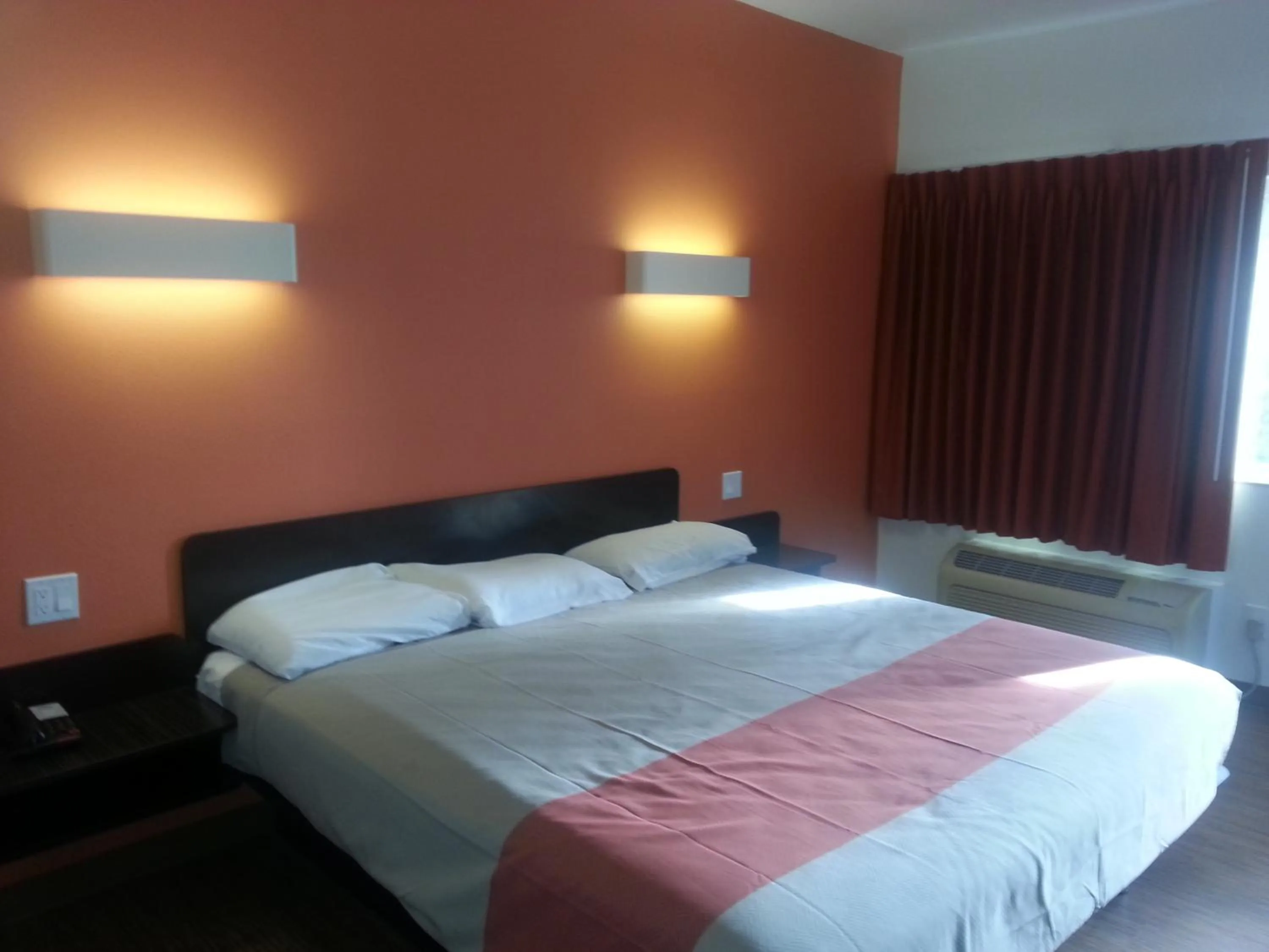 Bed in Motel 6 Bell Gardens, CA - Los Angeles