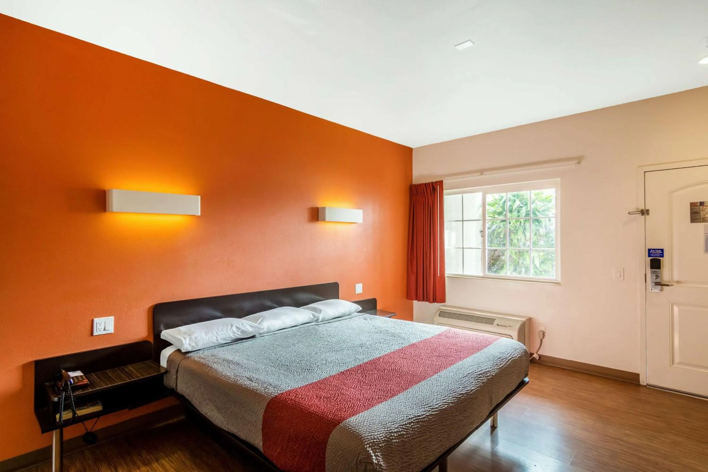 Photo of the whole room, Bed in Motel 6 Bell Gardens, CA - Los Angeles