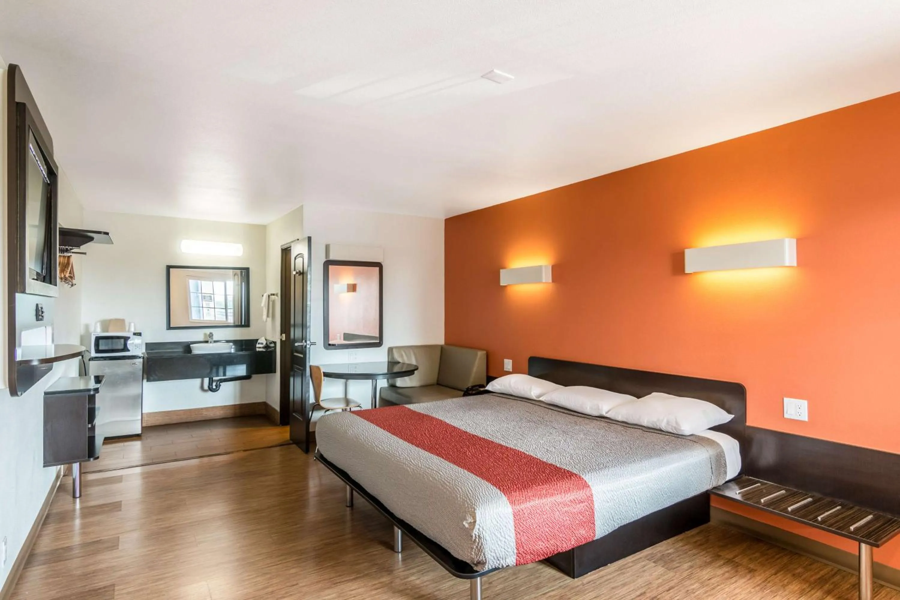 TV and multimedia, Bed in Motel 6 Bell Gardens, CA - Los Angeles